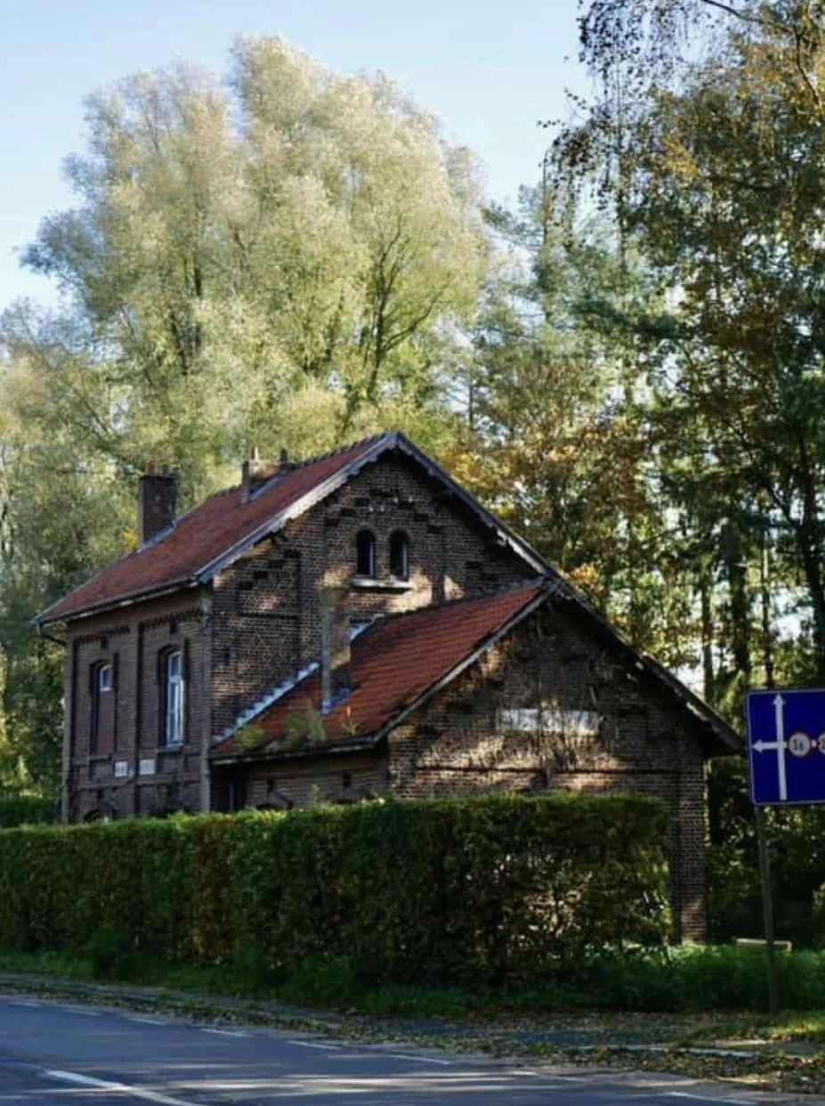 Photo showing: 1964 a signé la fin de la ligne du vicinal qui allait de Waterloo vers Wavre ( WaWa) il subsiste très peu de témoins de ce passe révolu. La gare de Maransart et celle de Lasne sont en passe d’être restaurée .