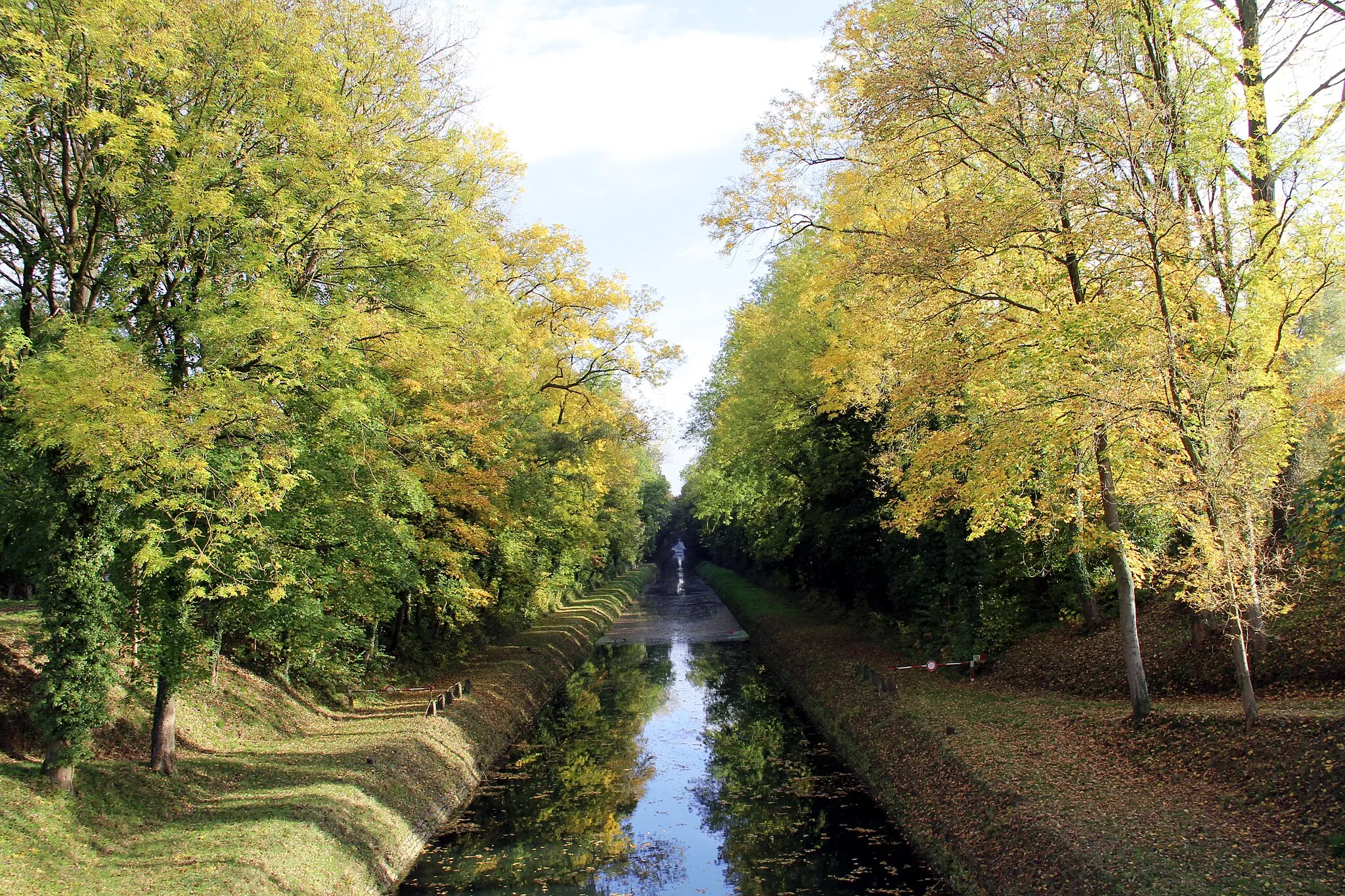 Photo showing: Maubray (Belgium), Pommerœul-Péronnes canal (1823-1826) known locally with the name "la tranchée" and located upstream of the "Pont Royal" in the Morlies hamlet.