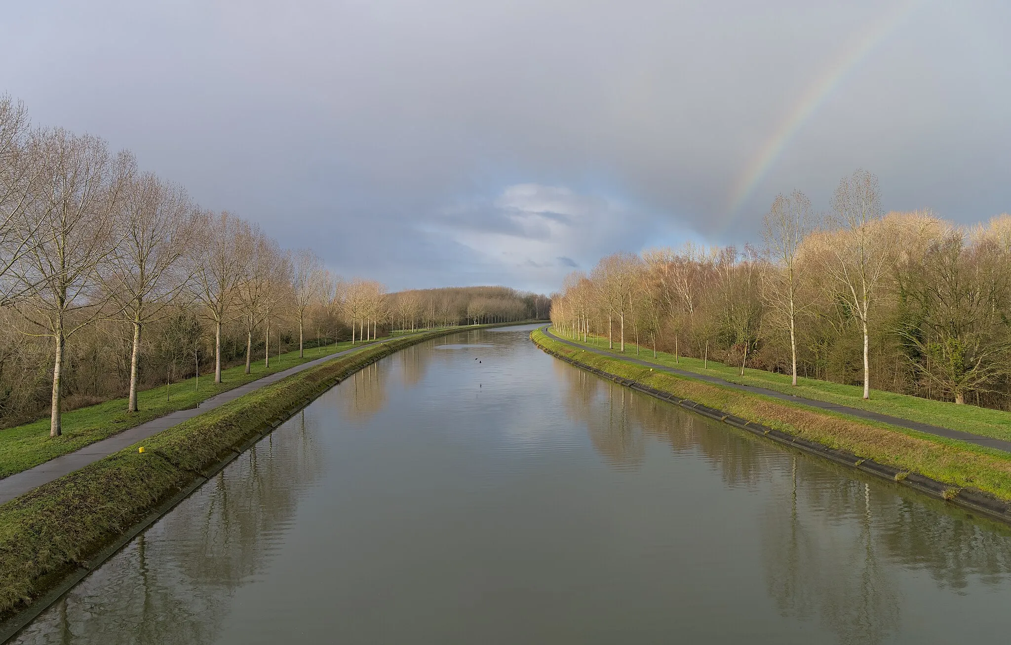 Photo showing: Canal Nimy-Blaton-Péronnes in Wiers, Belgium (photographed from the N504 bridge)