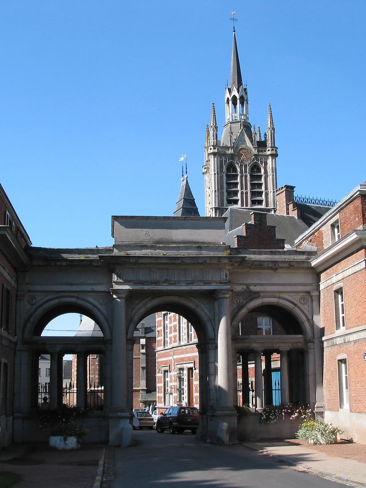 Photo showing: Enghien (Belgium), Avenue Albert 1er - The St. Nicolas of Smyrne church (XIV/XIXth century) and the entry of the park.