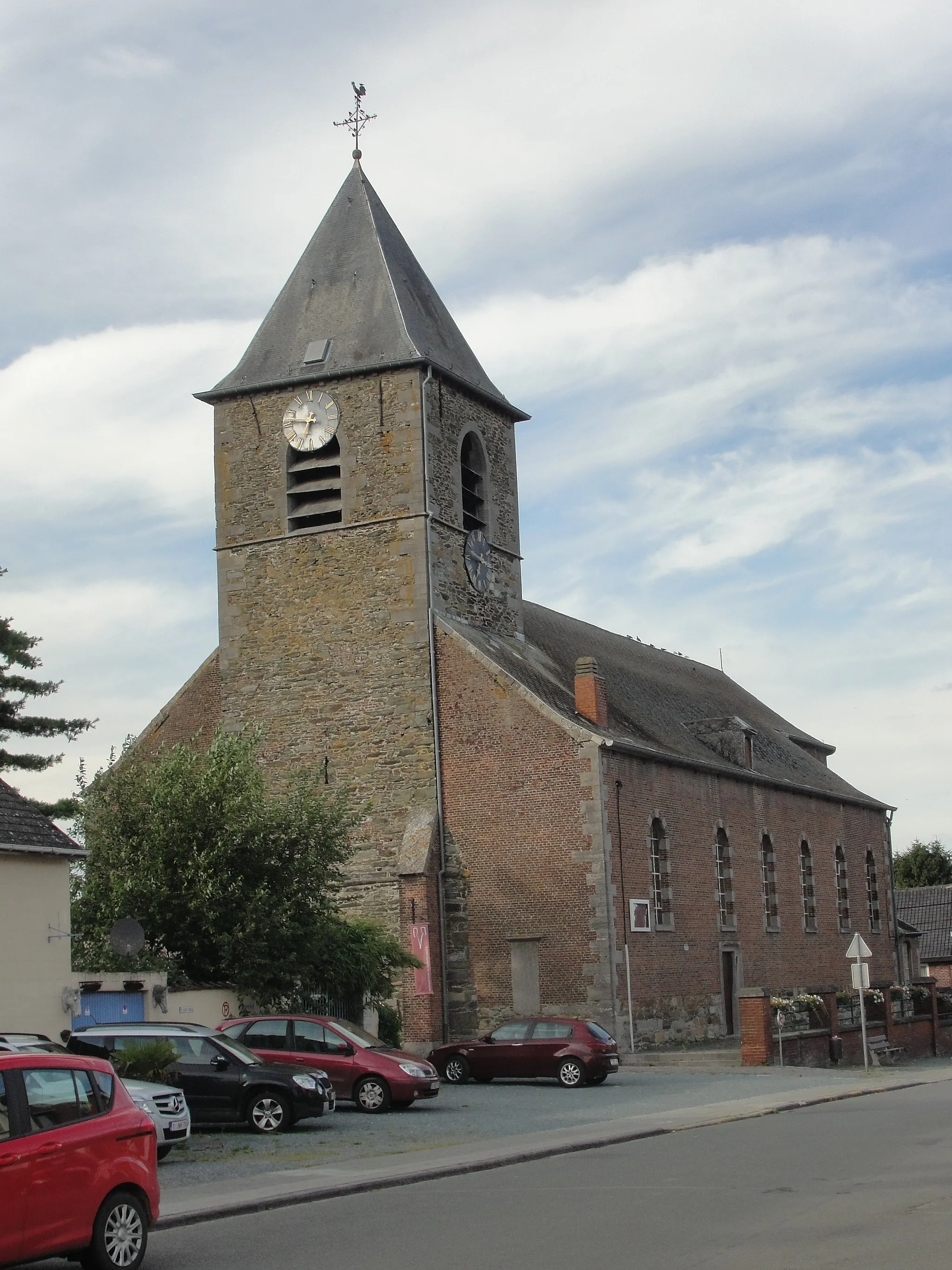 Photo showing: Parochiale Sint-Salvatorkerk te Lettelingen. Massieve toren, wellicht oorspronkelijk romaans (tot XIIIe eeuw). Rest van de kerk is herbouwd in 1777-1778 door de abdij van Saint-Denis-en-Broqueroie, die hier de tienden inden.