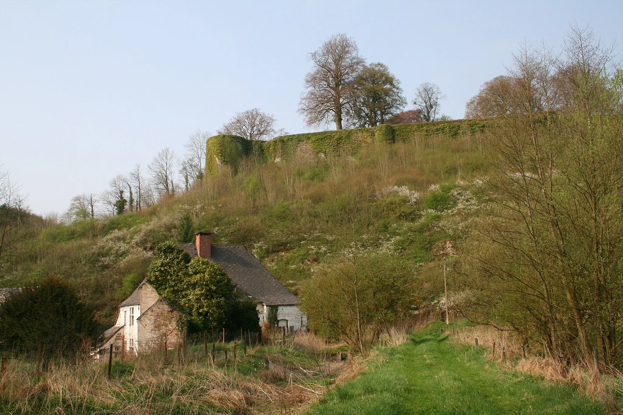 Photo showing: Beaumont, Belgium, the former communal water mill (XVIIth century) and the city walls (XIIth century).