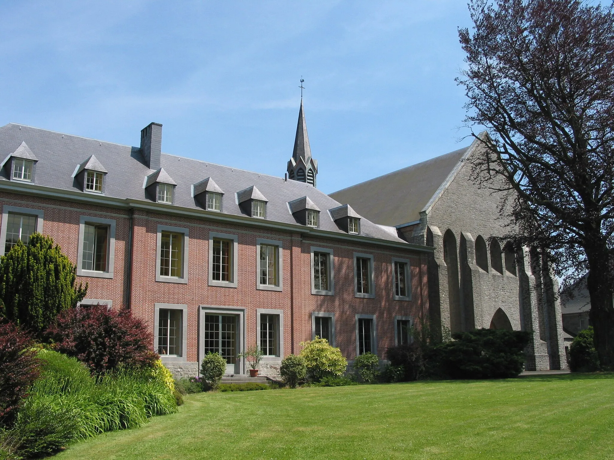 Photo showing: Forges (Chimay) (Belgium), garden, left wing of the abbey and abbey church of Scourmont.