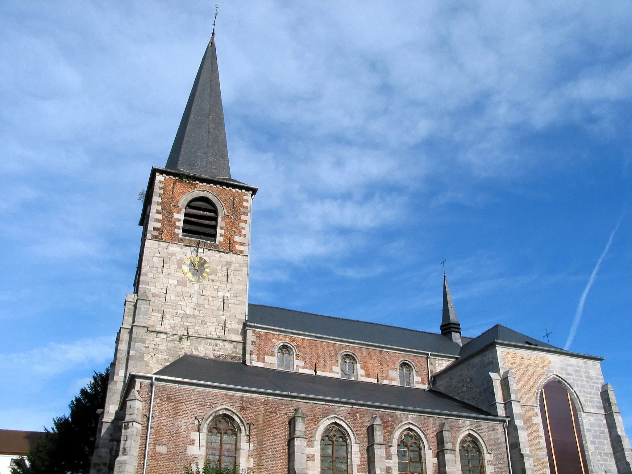 Photo showing: Fontaine-l'Évêque (Belgium), South side of the tower and the  nave of the St. Christopher church (XVI/XVIIIth Centuries).