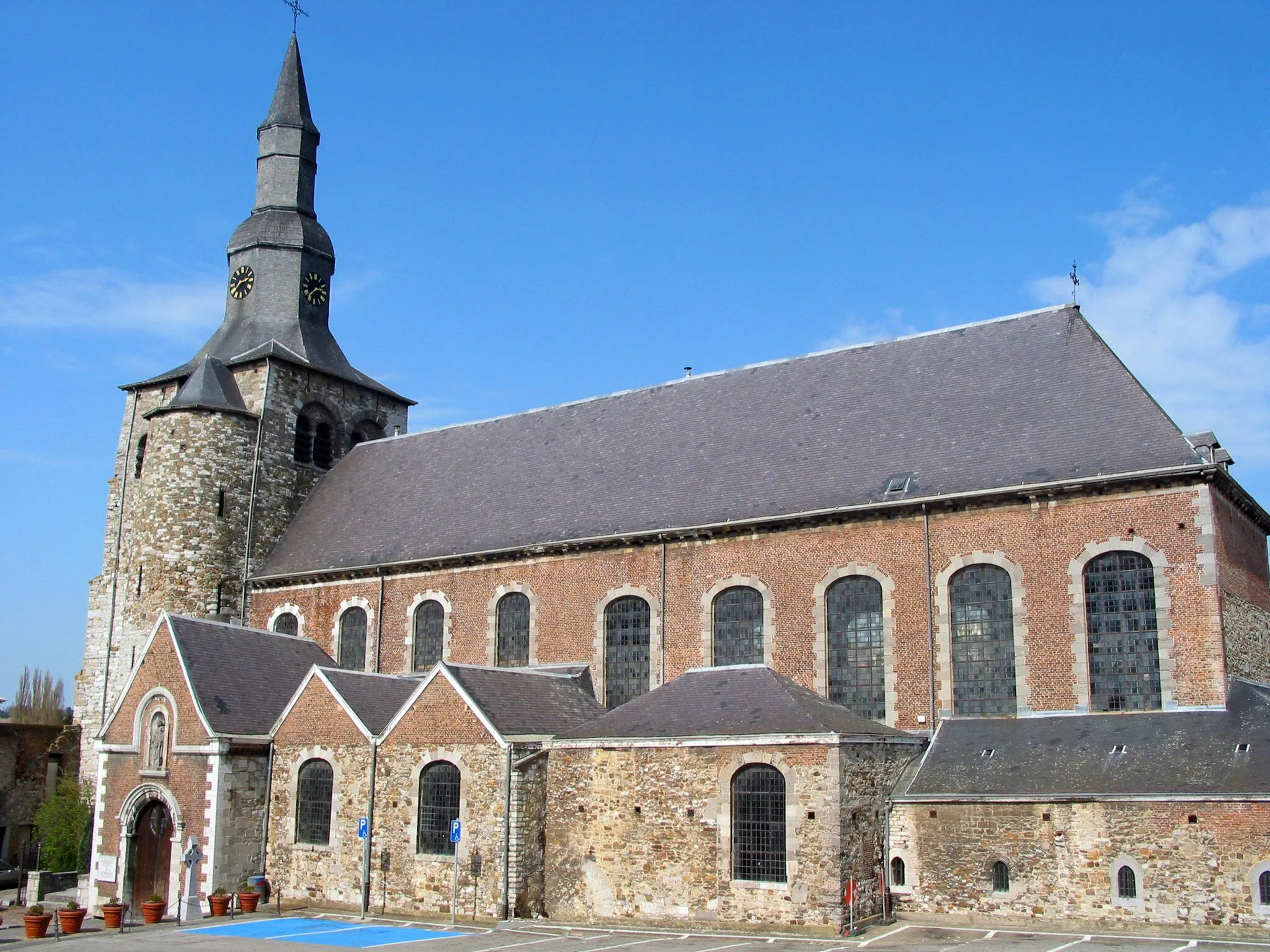 Photo showing: Fosses-la-Ville (Belgium), the collegiate church St. Foillan (romanesque tower).