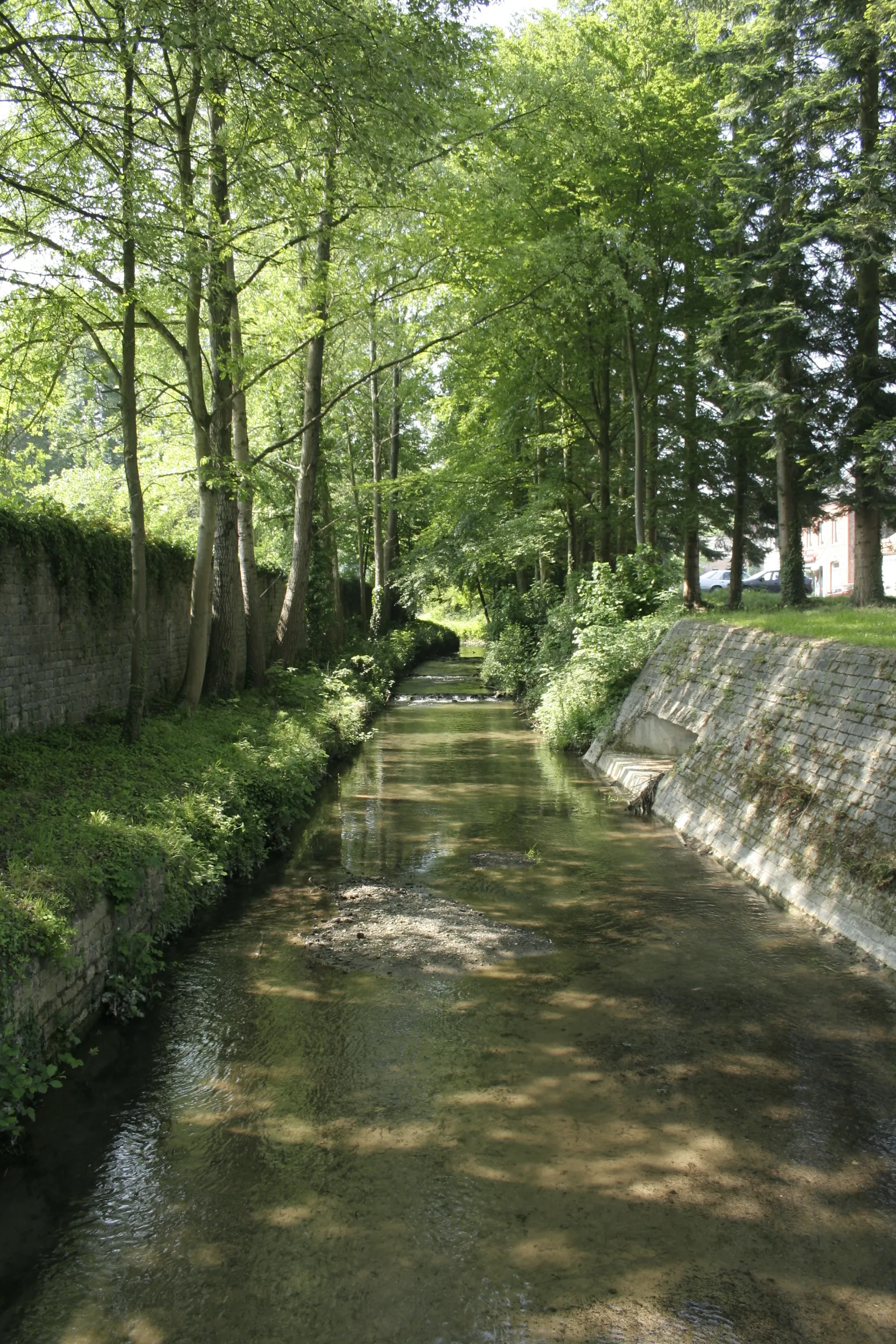 Photo showing: Acoz (Belgium) : the Hanzinne stream along the castle wall and the rue Moncheret.