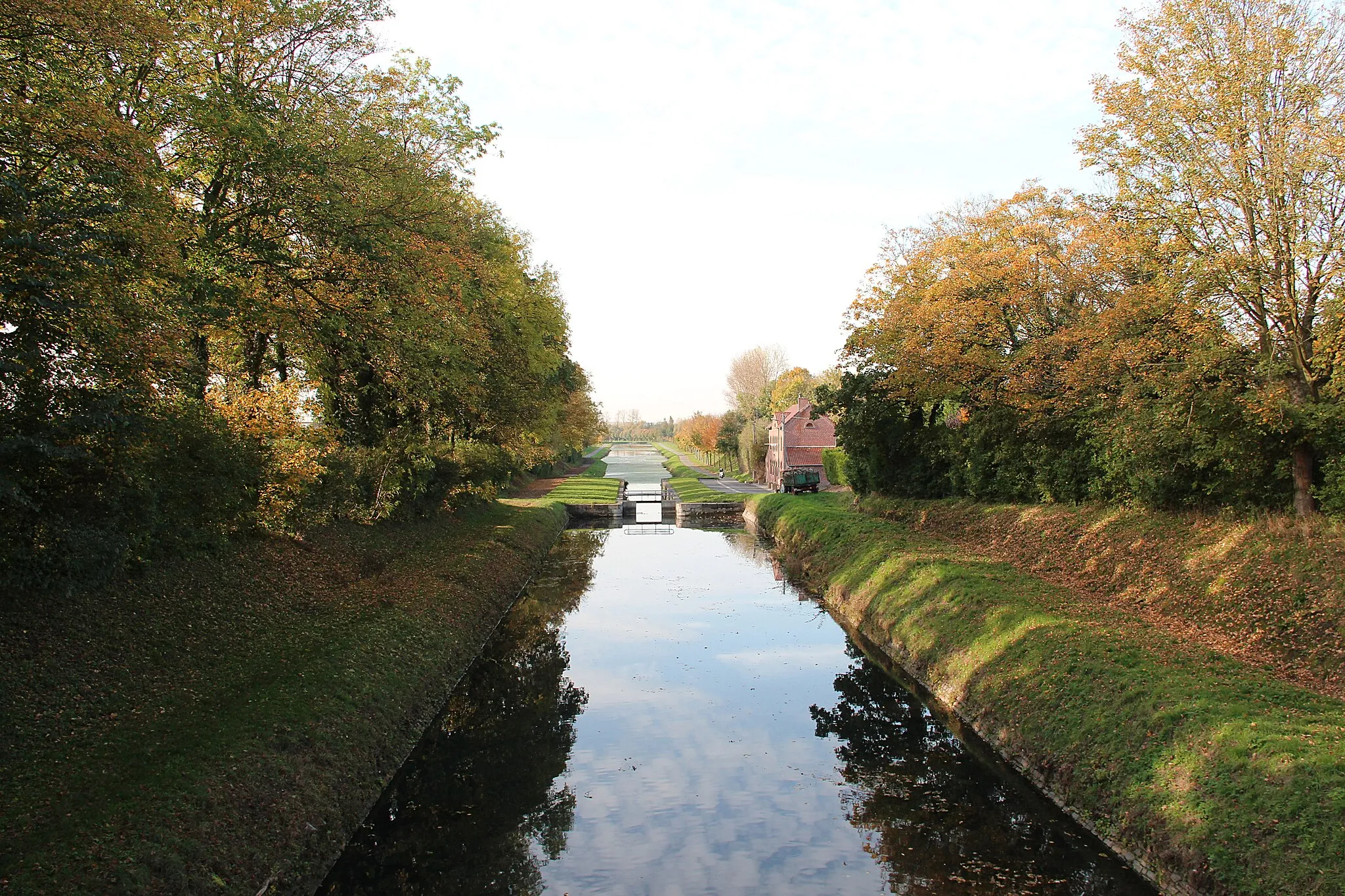 Photo showing: Maubray (Belgium), Pommerœul-Péronnes canal (1823-1826) lock and lock house downstream of the bridge "Pont Royal" in the hamlet of Morlies.