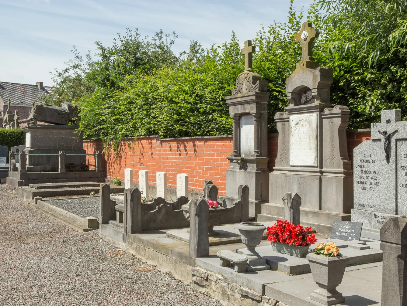 Photo showing: Wez-Velvain (Wez) Churchyard