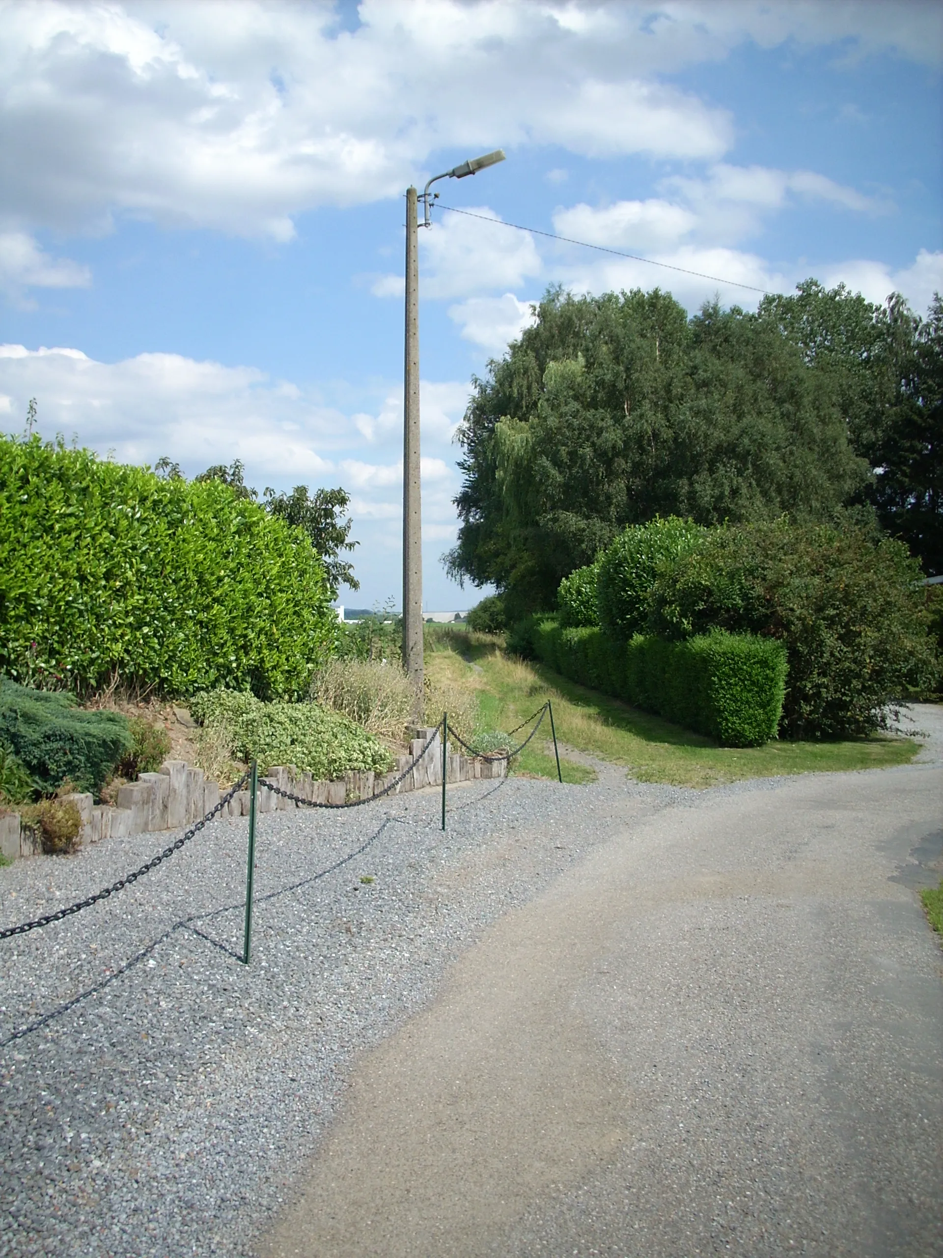 Photo showing: Chaussée Brunehaut: La rue Poschet descent vers le village de Strée, tandis que la voie antique continue tout droit.