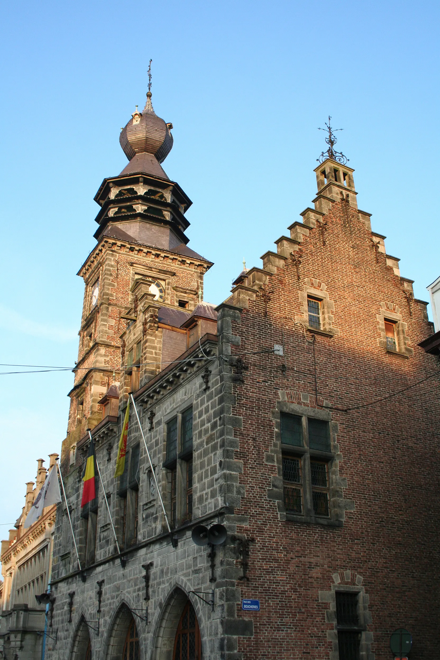 Photo showing: Binche (Belgium), the town hall and his belfry (XVIth century).