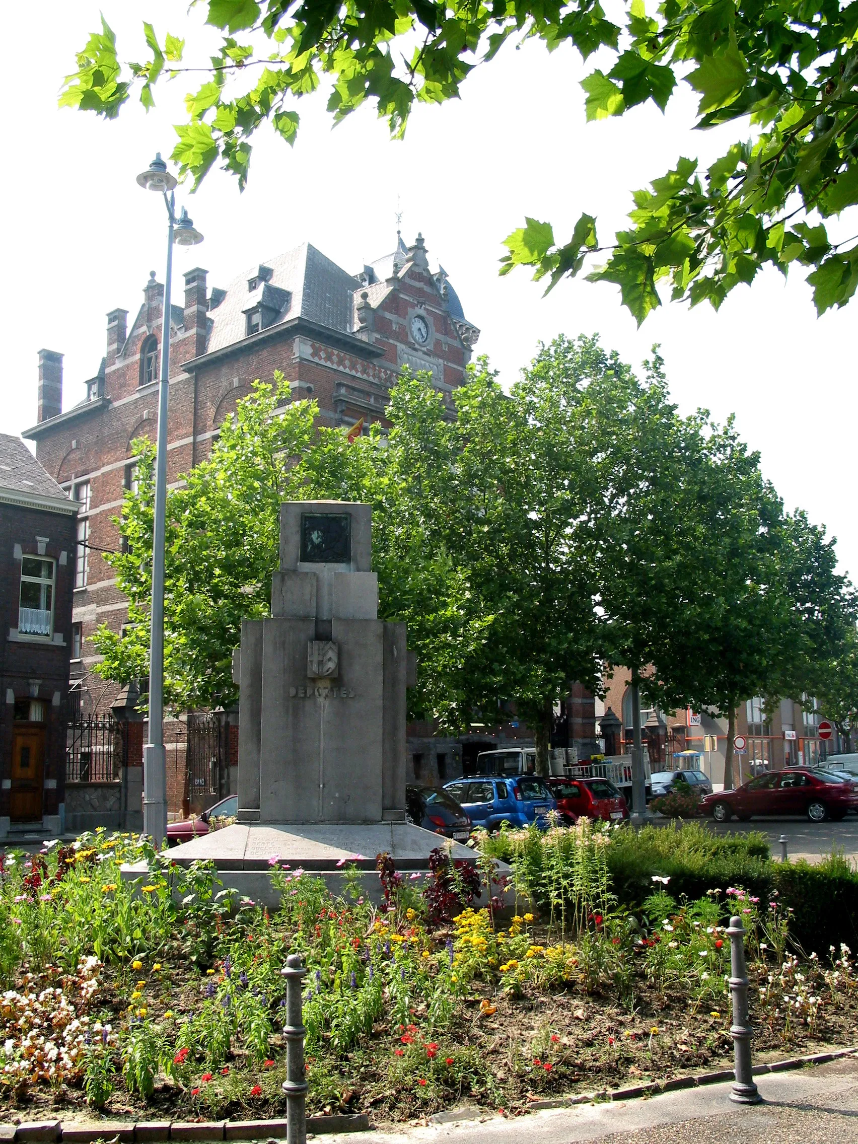 Photo showing: Nimy (Belgium), the memorial to rhe victims of the two last wars and the old town hall.