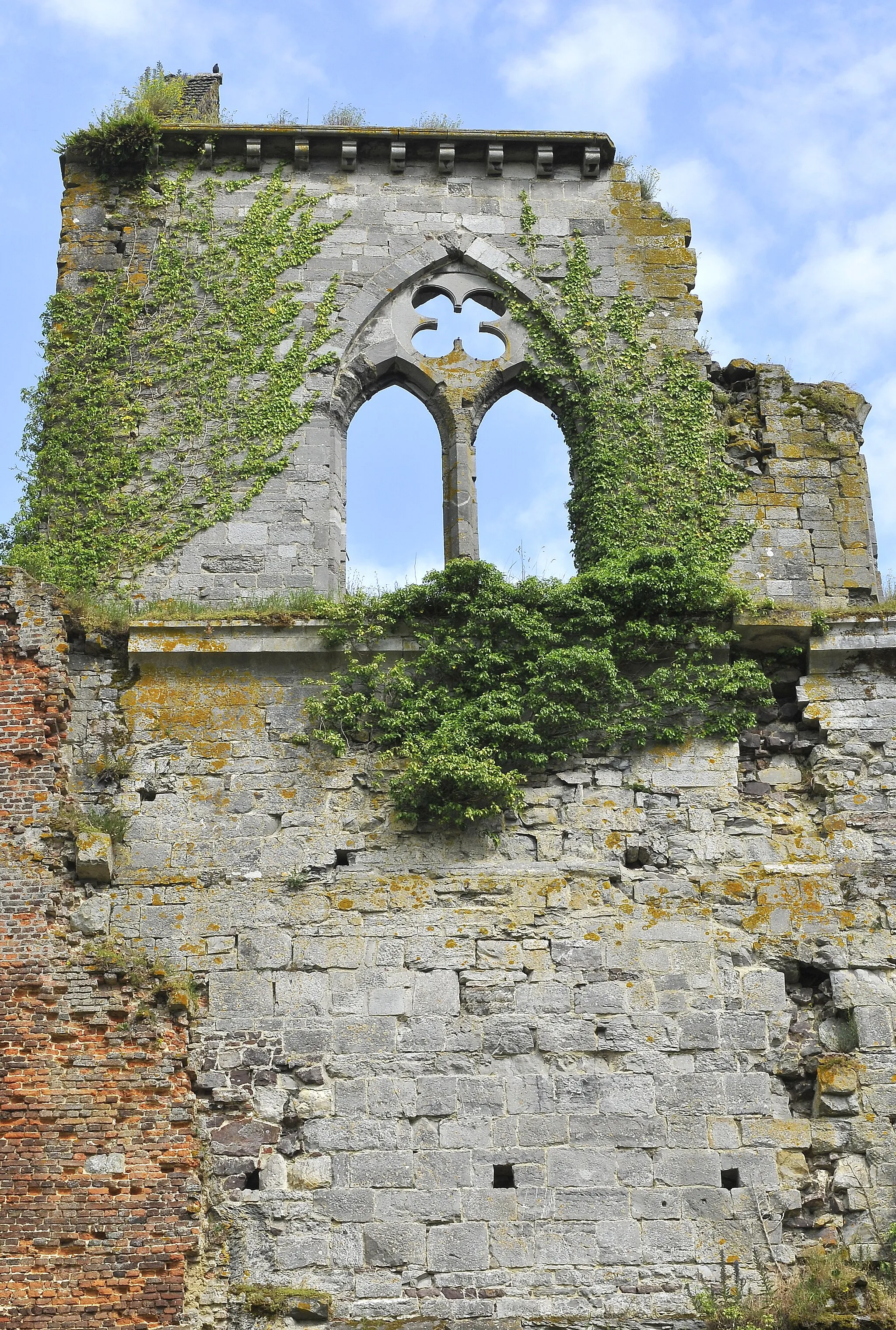 Photo showing: Detail of Aulne Abbey ruins, next to Landelies. Thuin, Hainaut, Wallonia, Belgium