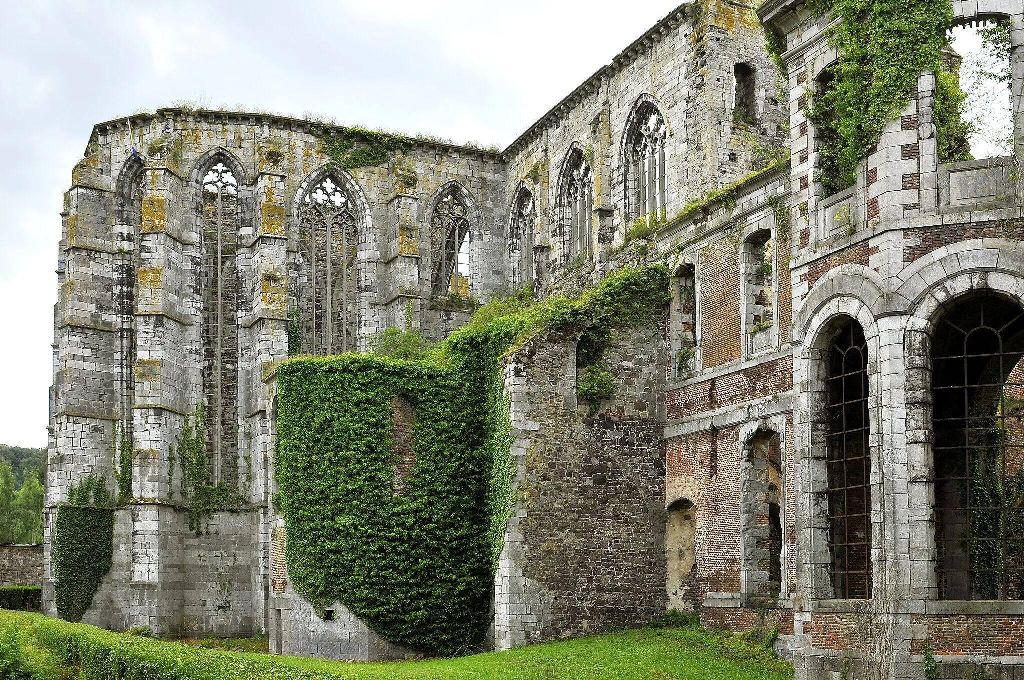 Photo showing: Ruins of Aulne Abbey, next to Landelies. Thuin, Hainaut, Wallonia, Belgium