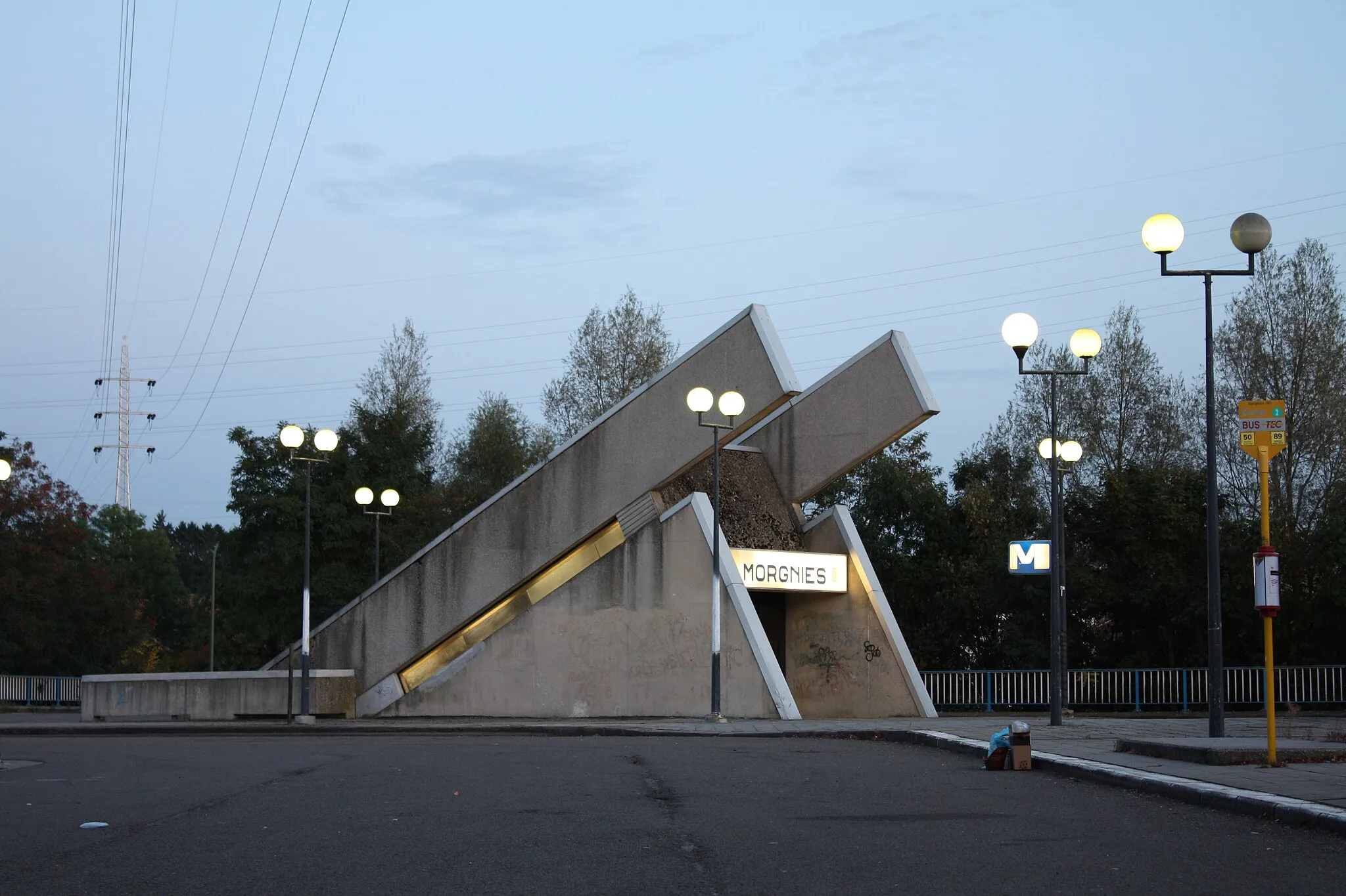 Photo showing: Morgnies station outside
Shot on 2009-09-19 on a tour of Charleroi's subway, kindly hosted by TEC-Charleroi.

Camera location 50° 24′ 16.51″ N, 4° 21′ 48.42″ E View this and other nearby images on: OpenStreetMap 50.404586;    4.363450