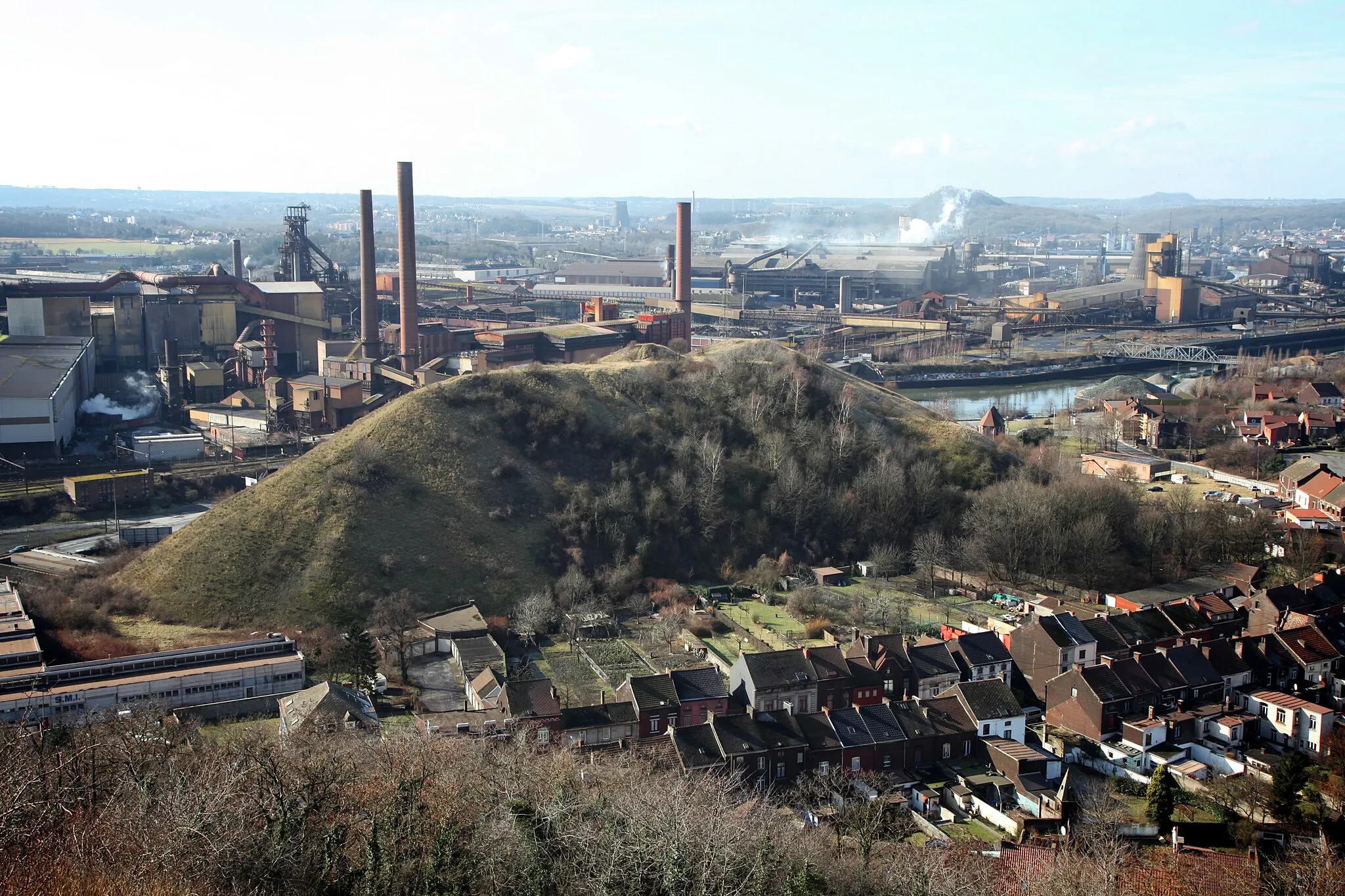 Photo showing: Views from the terril ( old mount of coal ) of Dampremy over the now closed Arcelor Mittal industry in Charleroi 16/04/2012