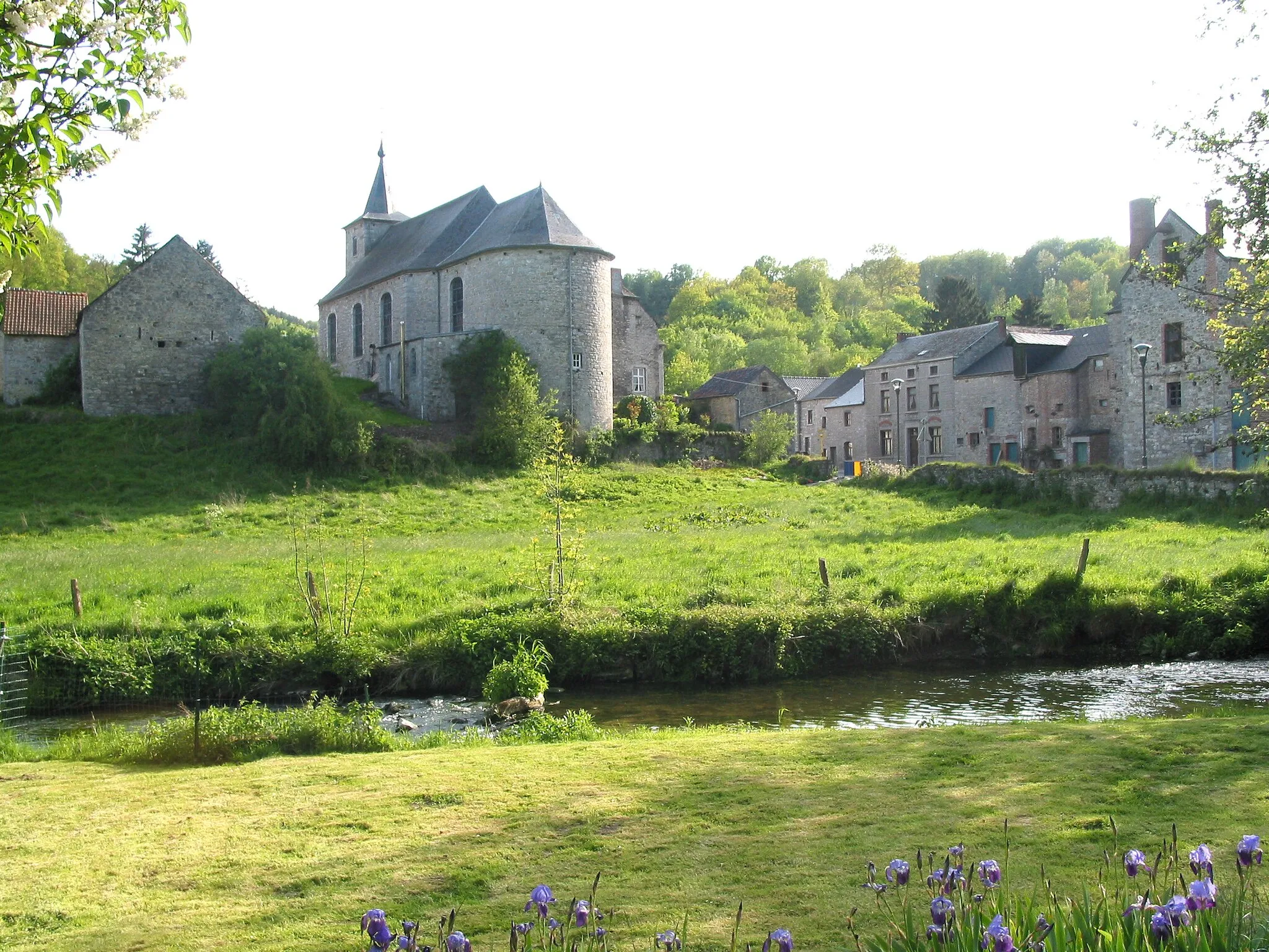 Photo showing: Sosoye (Belgium), the church neighbourghood and the Molignée river.