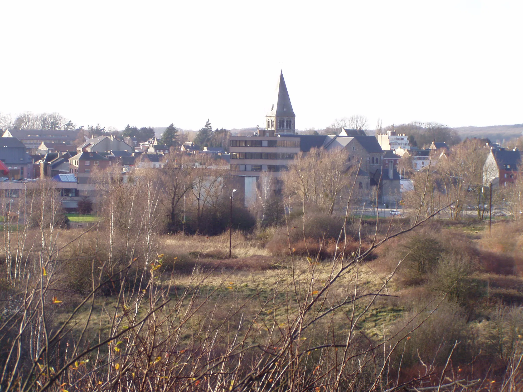 Photo showing: Le chemin menant au Cimetière Français donne un bon point de vue sur le centre d'Auvelais, l'Eglise St Victor et l'arrière de l'Hôtel de Ville.