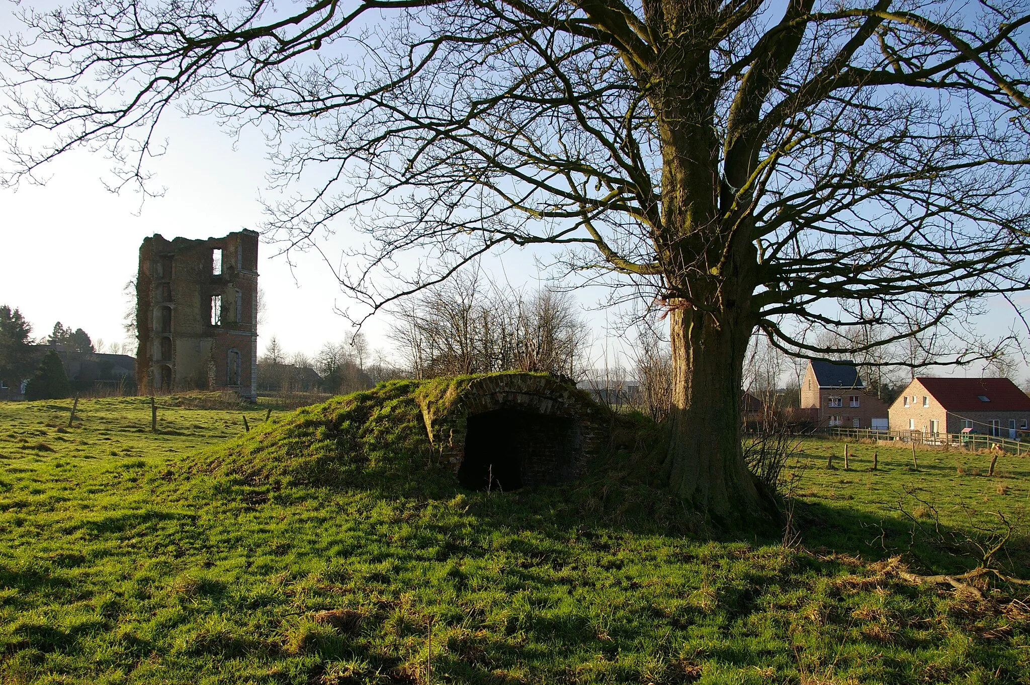 Photo showing: Ruines du château de la glacière - Ormeignies (Ath-Belgique)