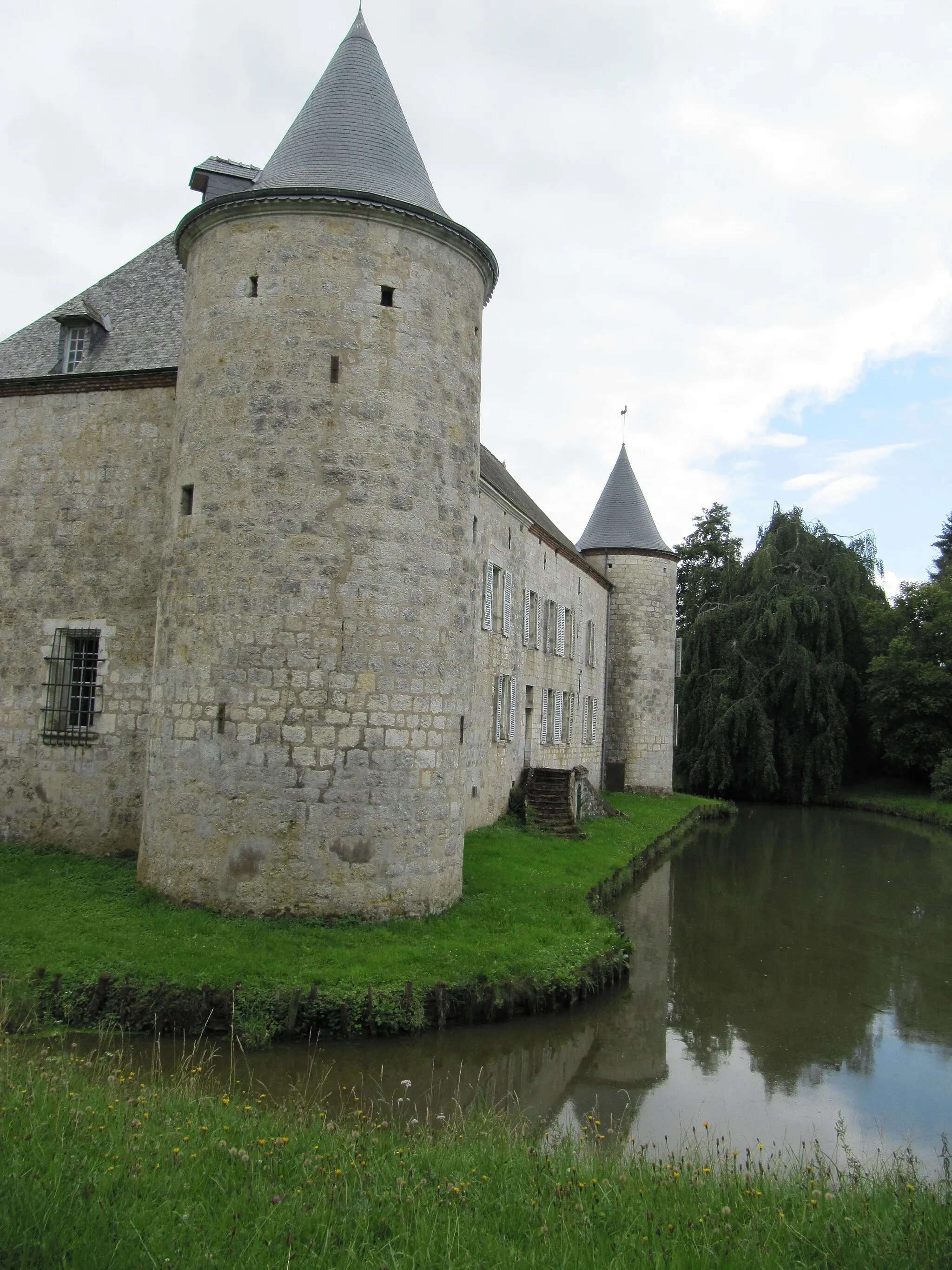 Photo showing: chateau,La Cour des Pres cote ouest Rumigny