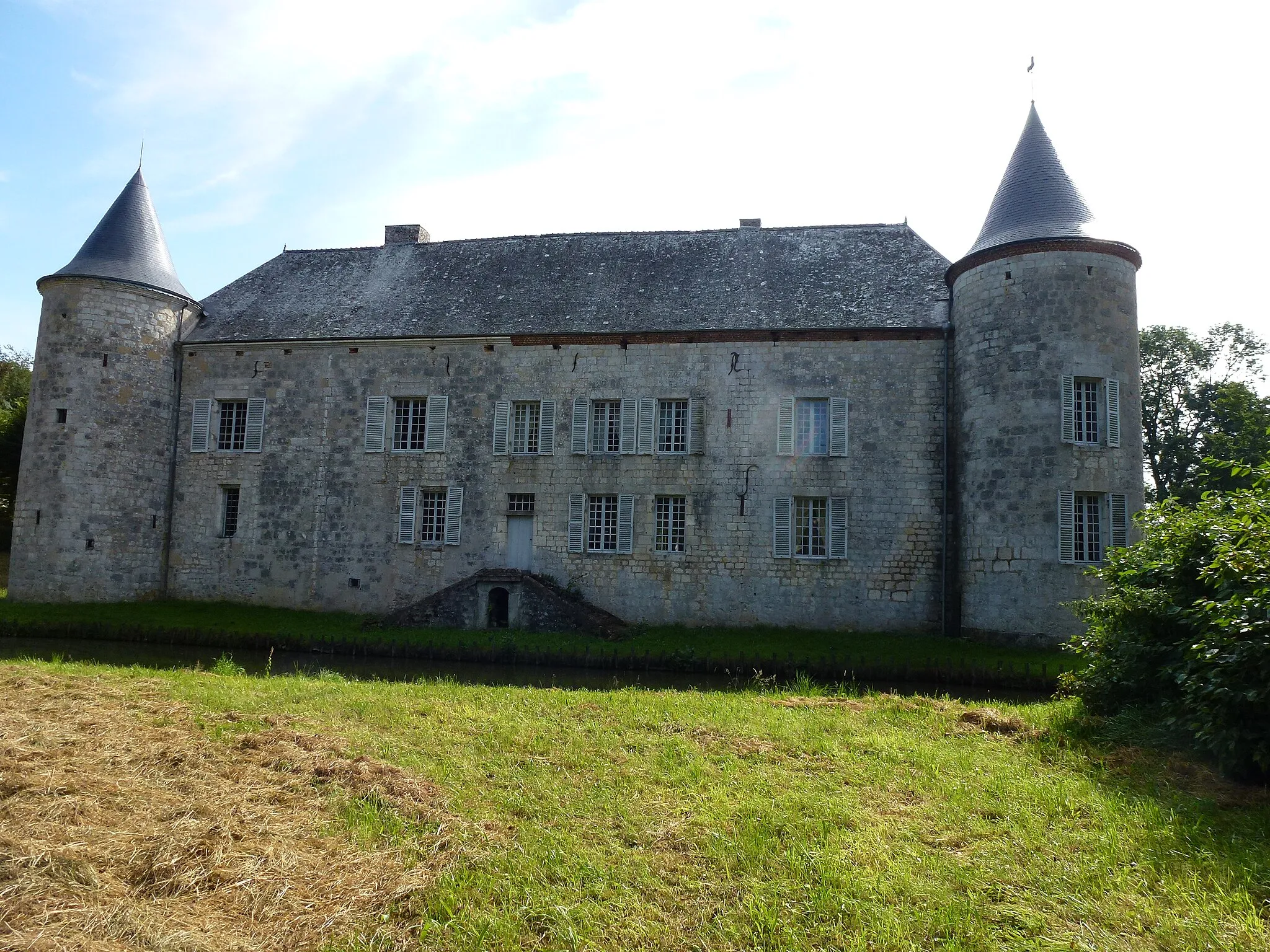 Photo showing: Rumigny (Ardennes) château Cour des Prés 02