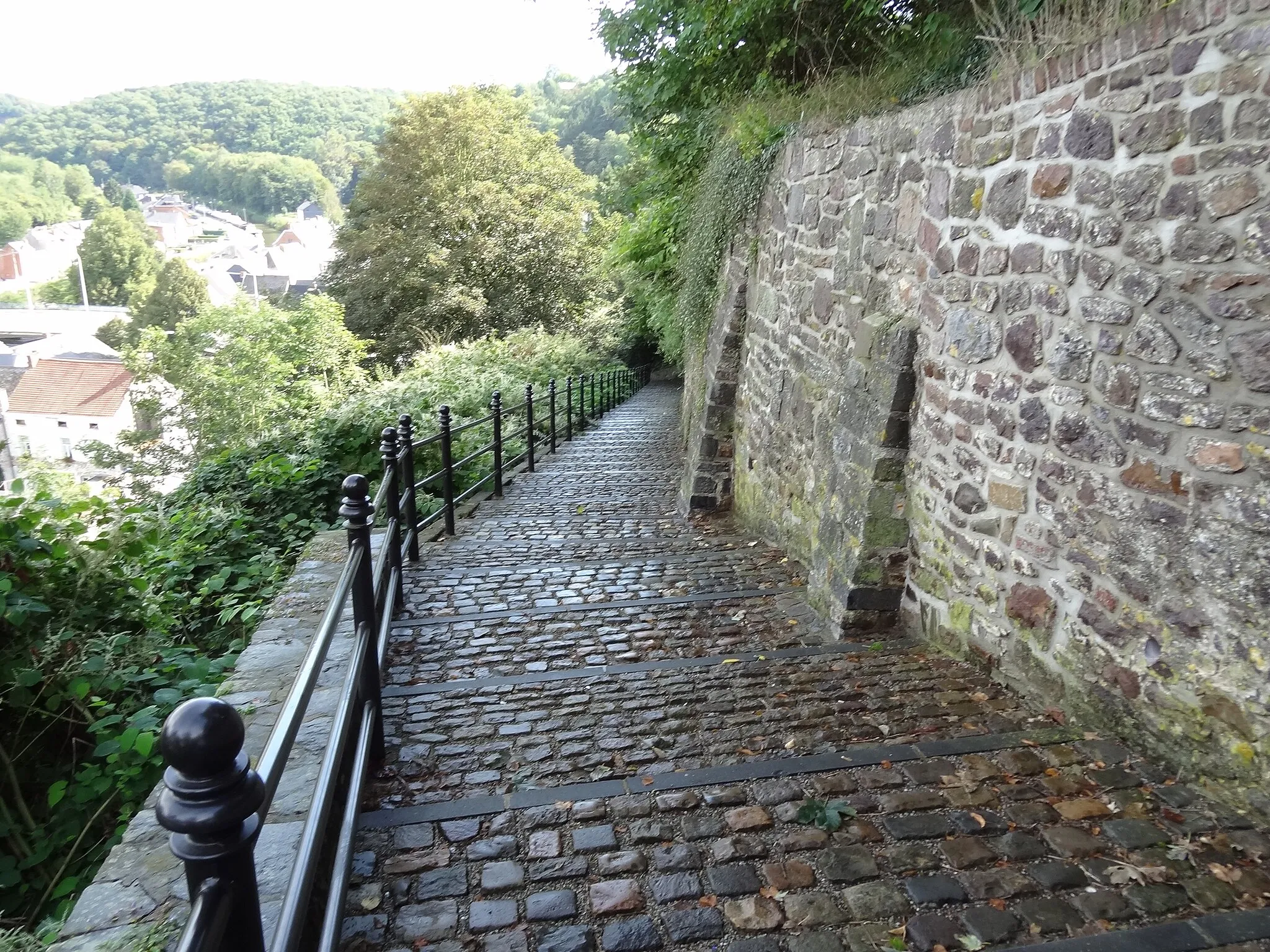 Photo showing: chemin conduisent a la ville passe thuin