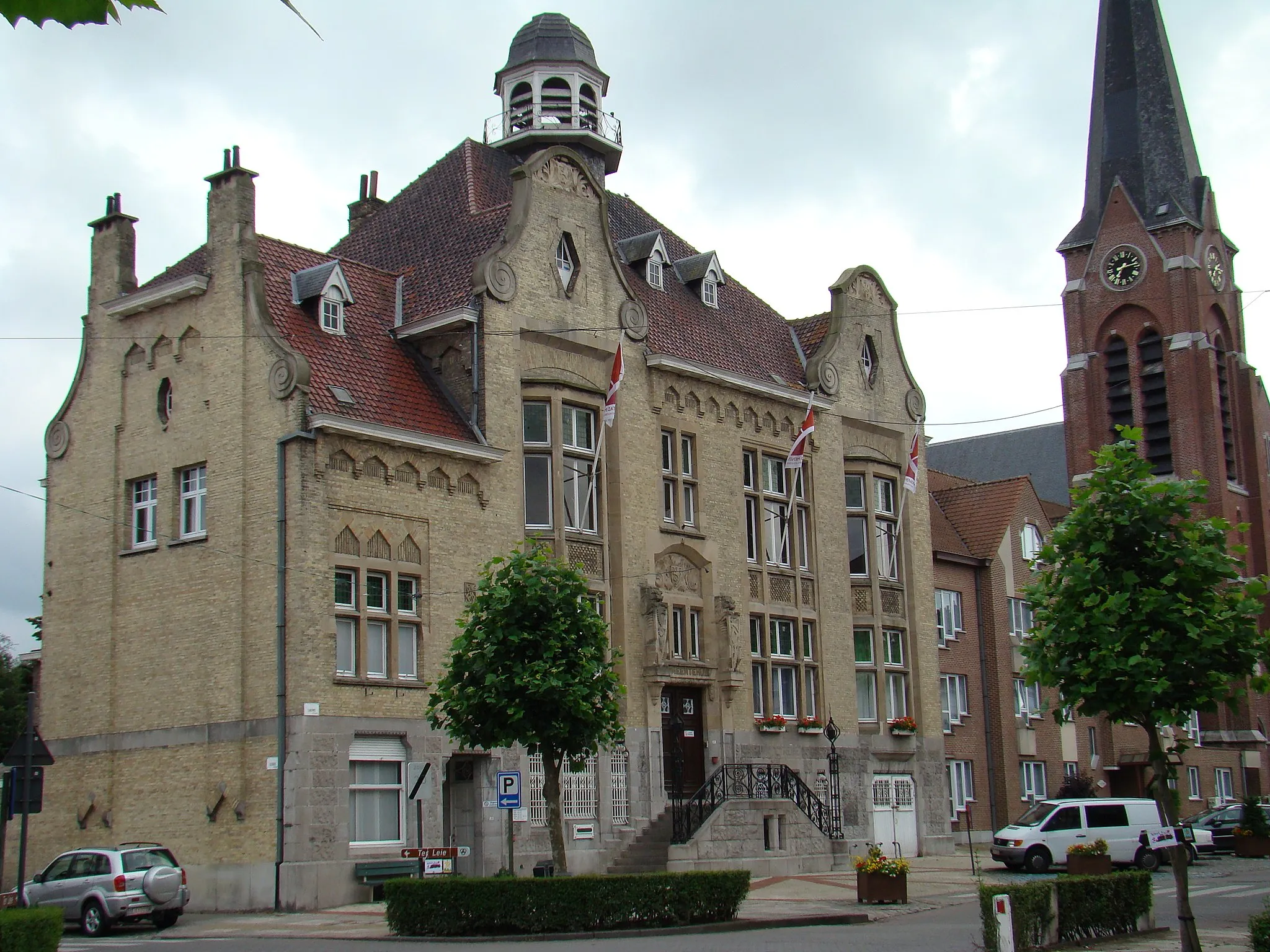 Photo showing: Town hall