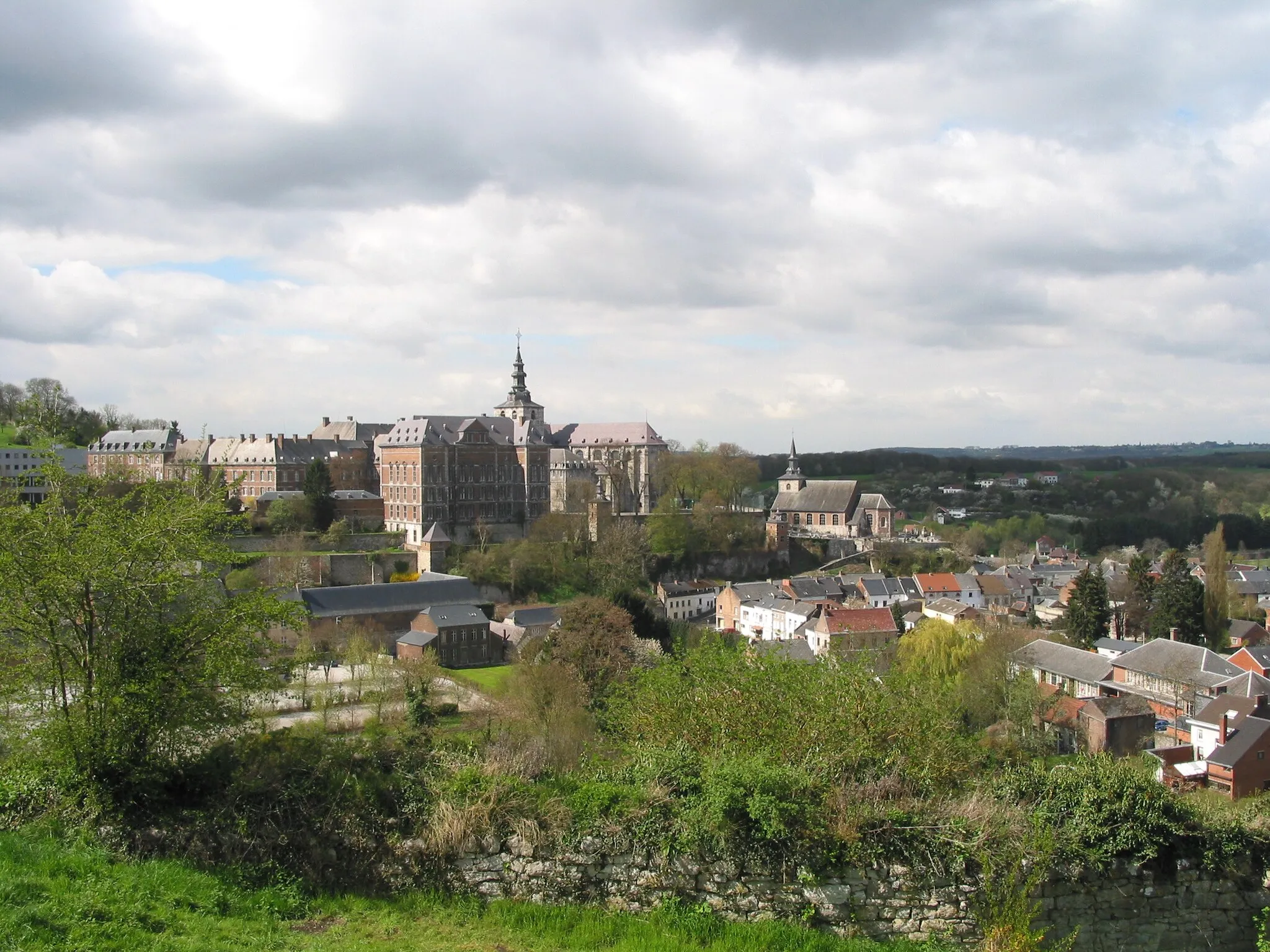 Photo showing: Floreffe (Belgium),  the Floreffe Abbey (XVIIIth century), the church of N-D du Rosaire (XVI/XVIIIth century) and the city.