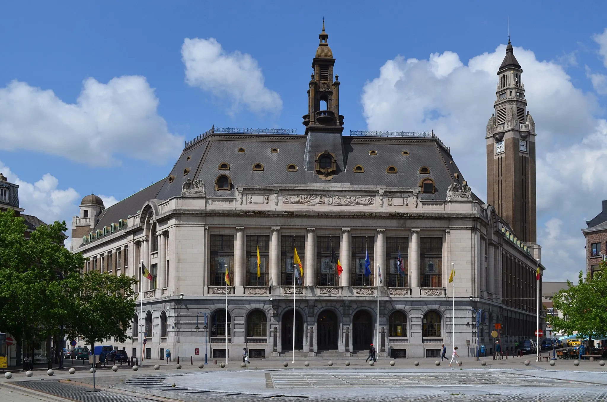 Photo showing: Charleroi - hôtel de ville vu de la place Charles II - 2014-08-07