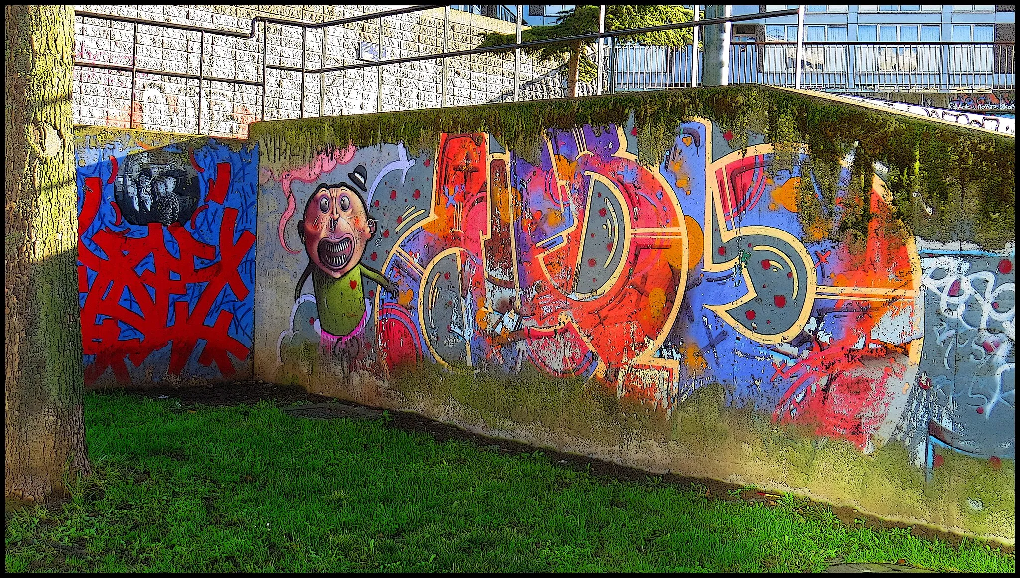 Photo showing: Mural in a Brussels Park