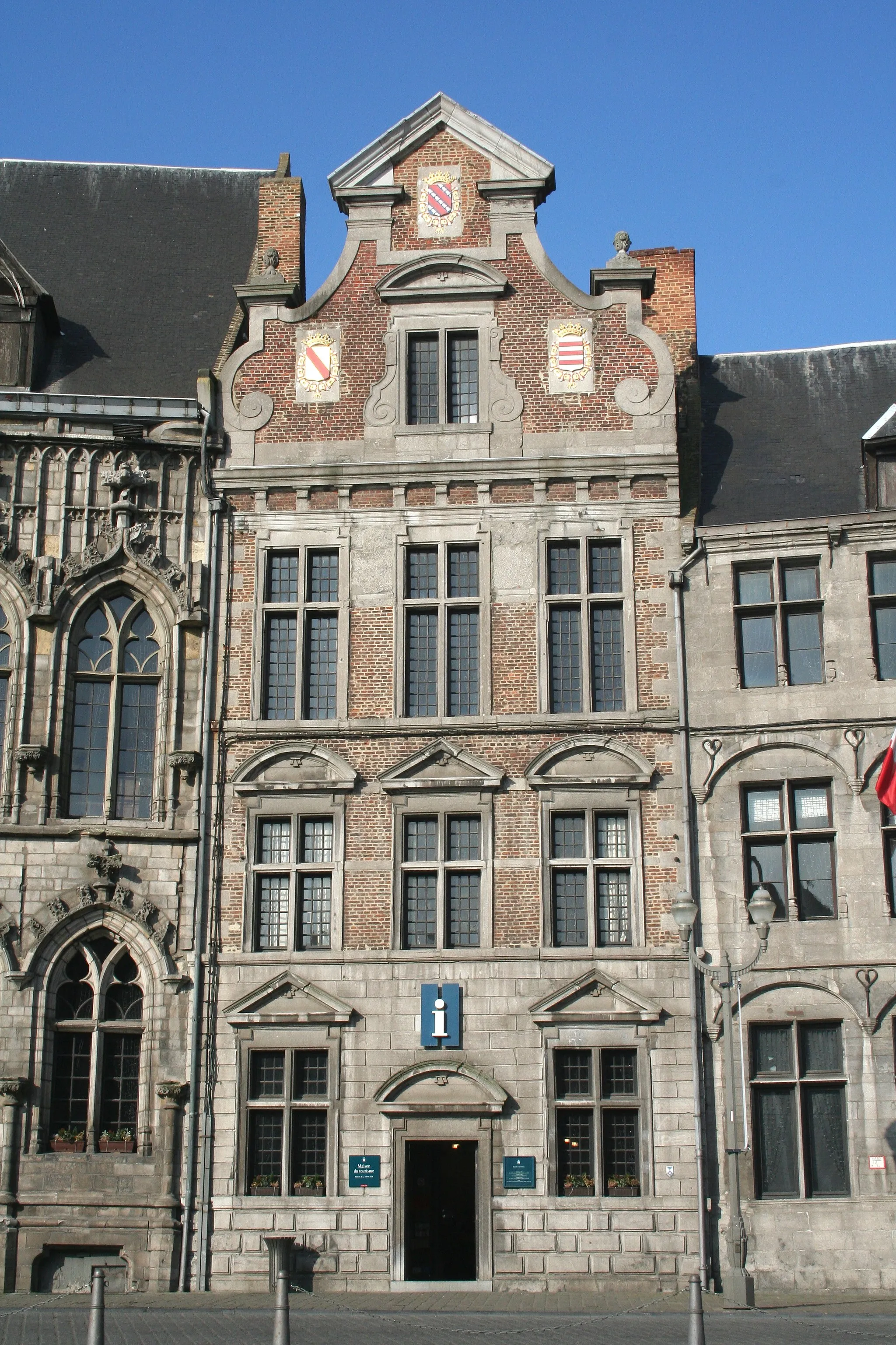 Photo showing: Mons (Belgium), Grand-Place - Façade of the old house called "de la Toison d'Or" (XVIIth century).