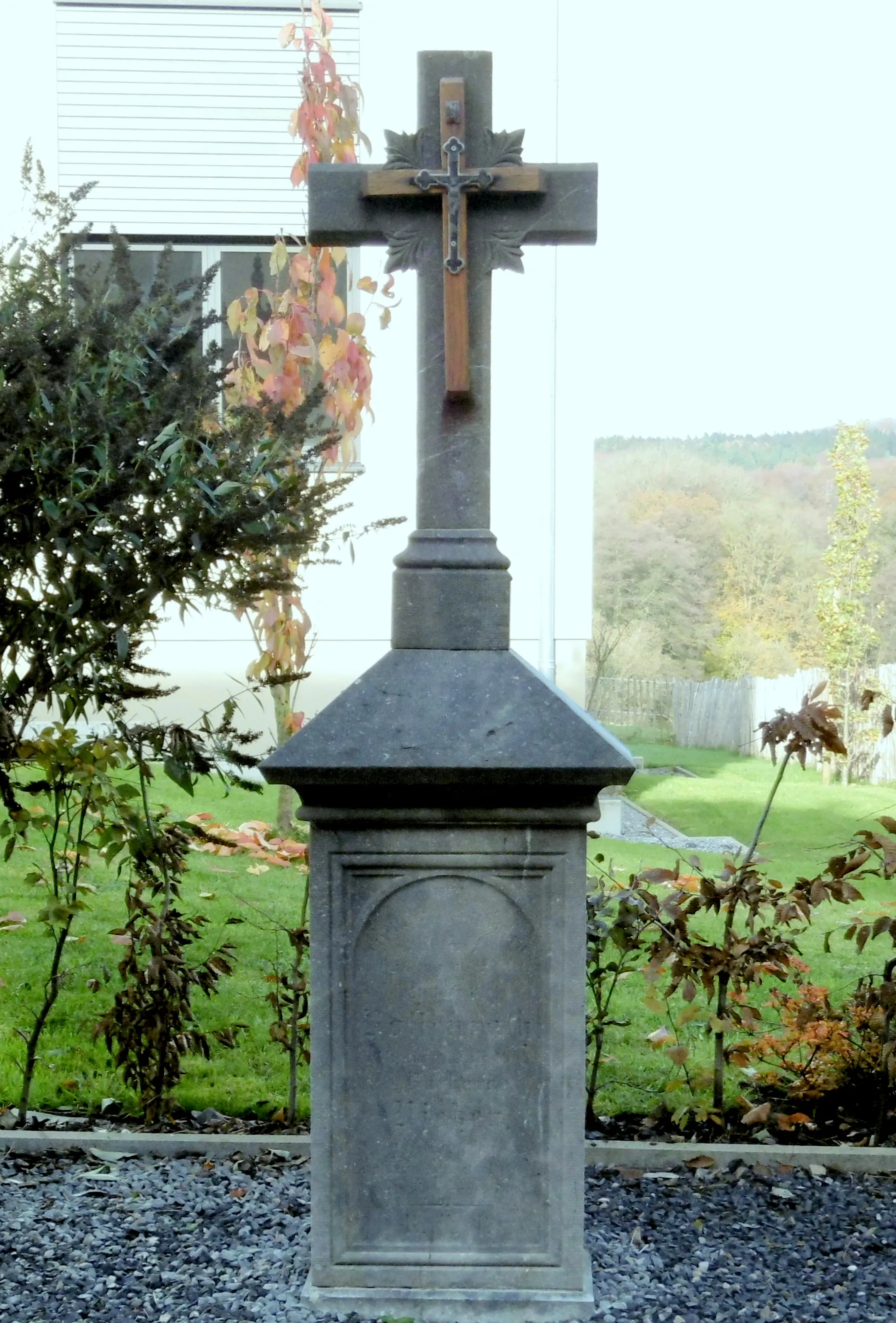 Photo showing: Wegekreuz an der Asteneter Straße 14 in Hauset/Belgien. Inschrift nicht lesbar.