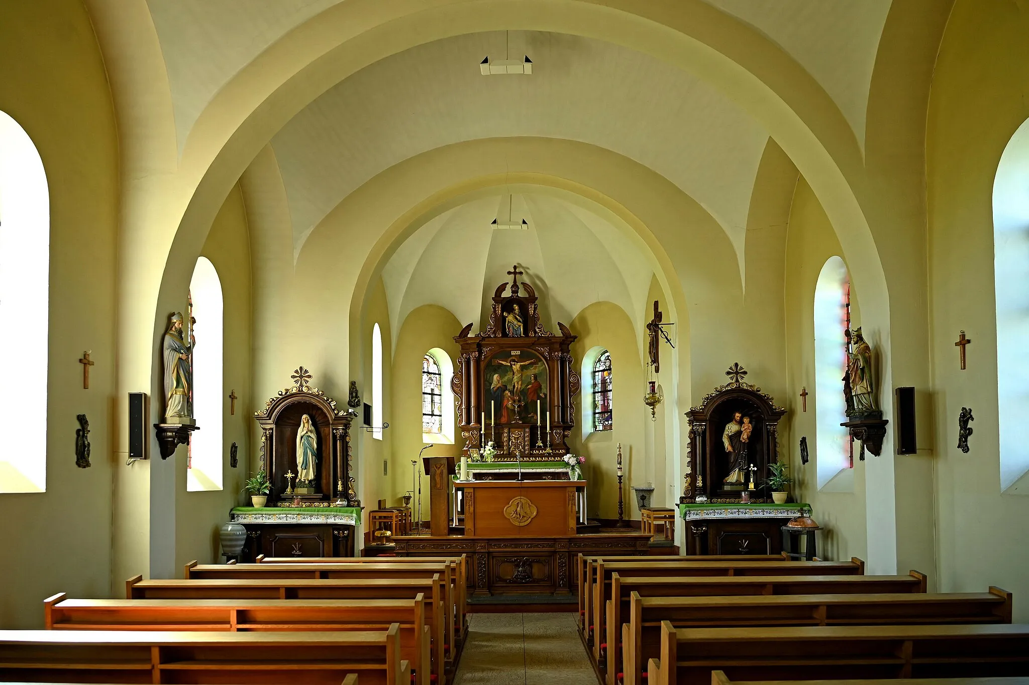Photo showing: St. Hilarius (Maspelt), Innenraum mit Blick zum Altar