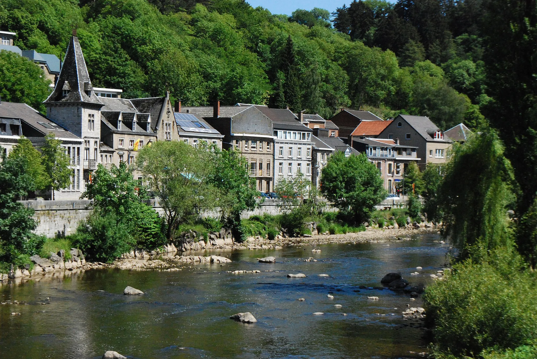 Photo showing: La rue de la Reffe et l'Amblève à Remouchamps.