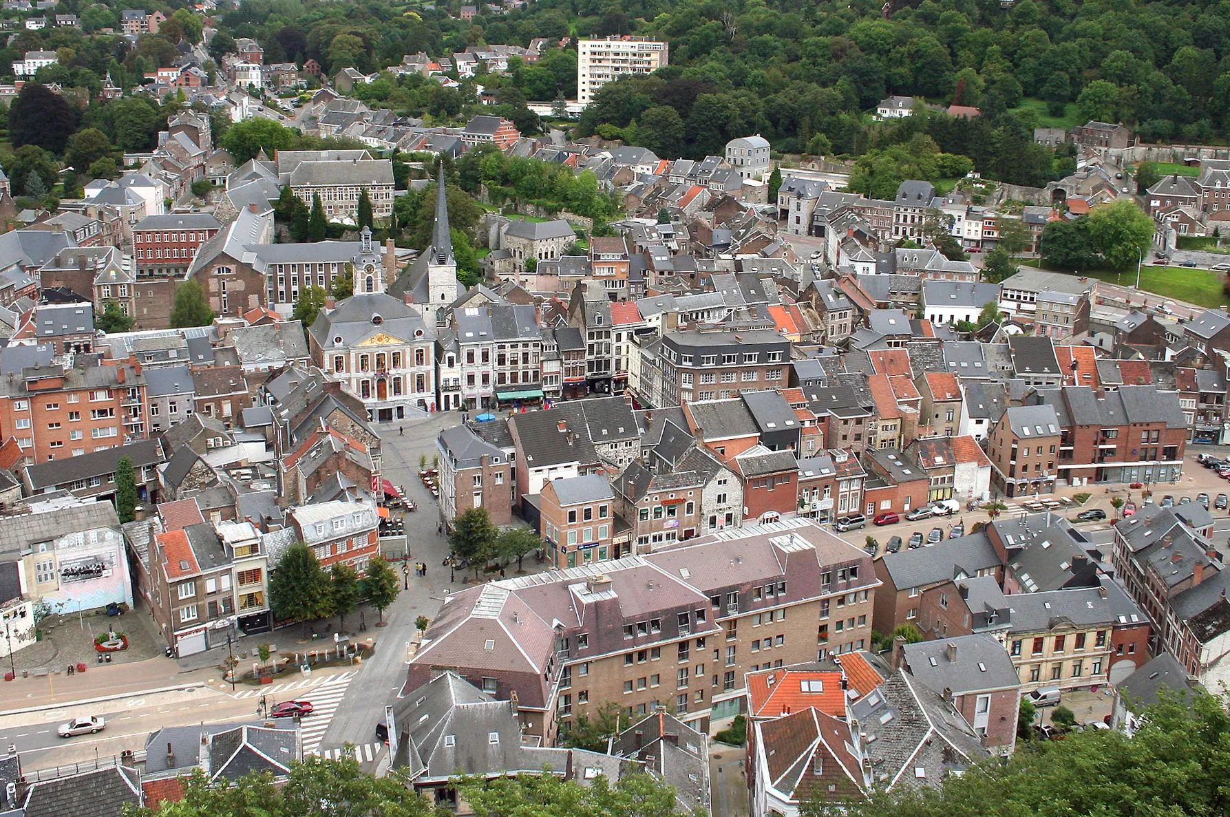 Photo showing: Huy (Belgium), the Grand'Place seen from fortress.
