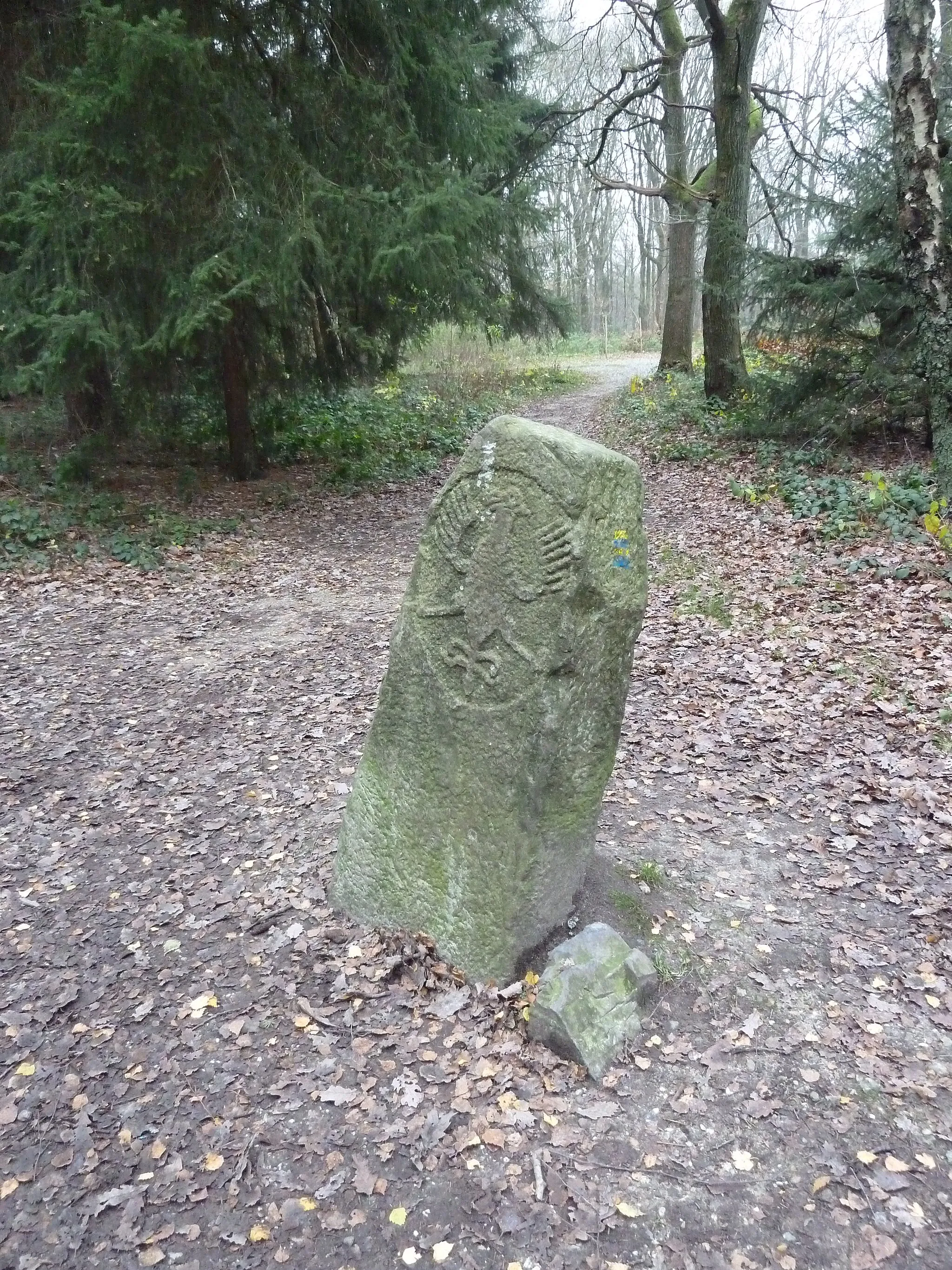 Photo showing: Border stone behind Wilhelminatoren, Vaals, Limburg, the Netherlands
