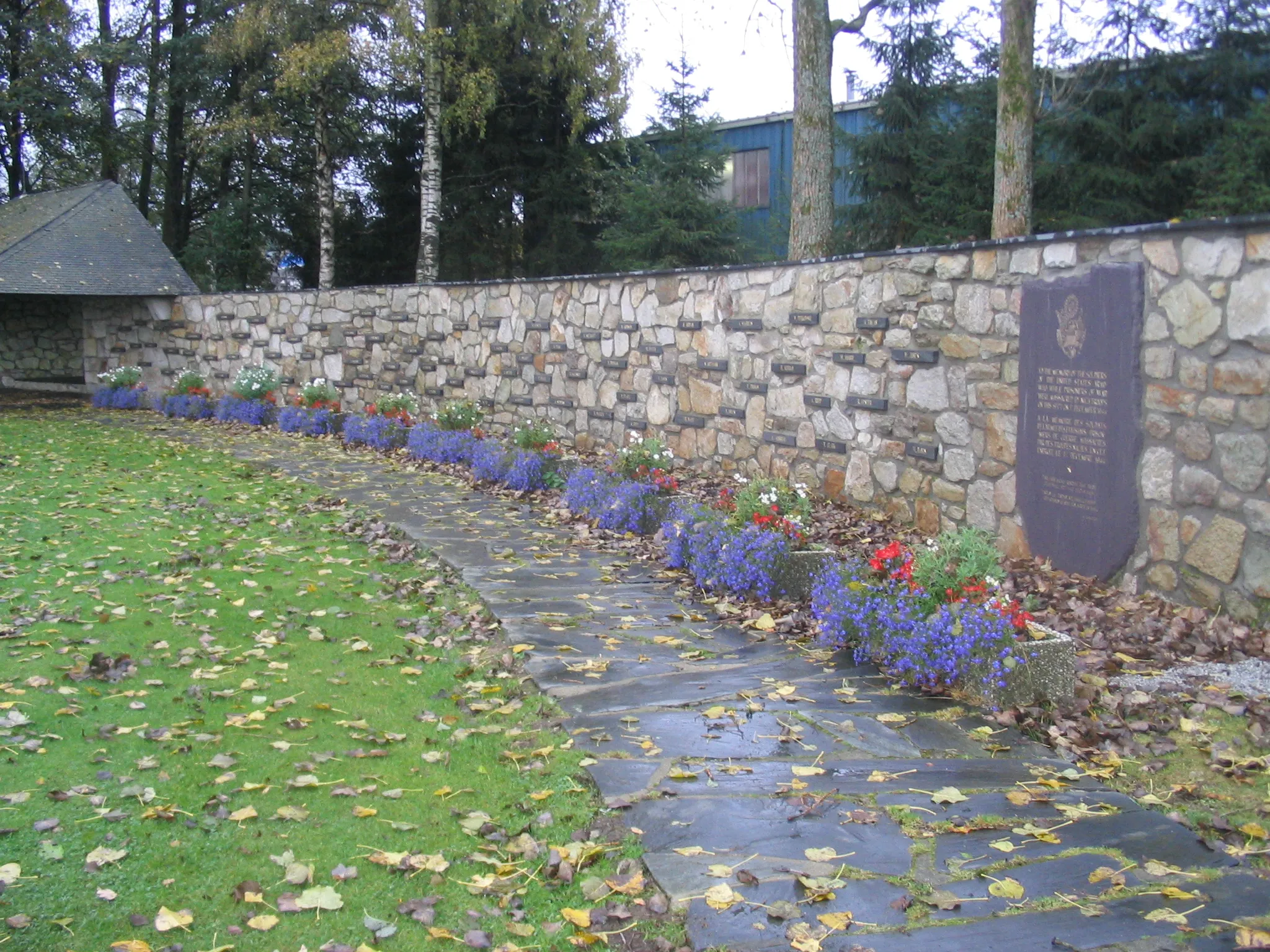 Photo showing: The wall with names and the main plaque of the memorial for the Malmédy massacre