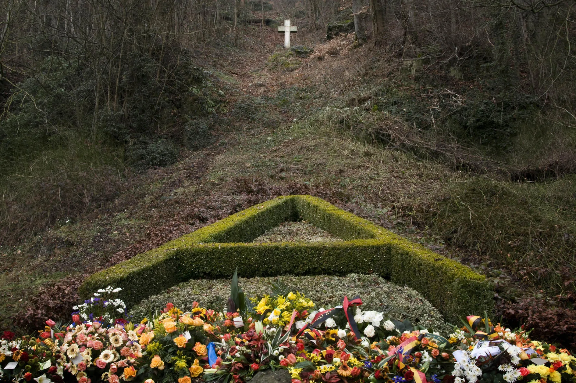 Photo showing: Monument aan de voet van de rotsen in Marche-les-Dames (Namen) waar op 17 februari 1934 Albert I van België te pletter stortte.