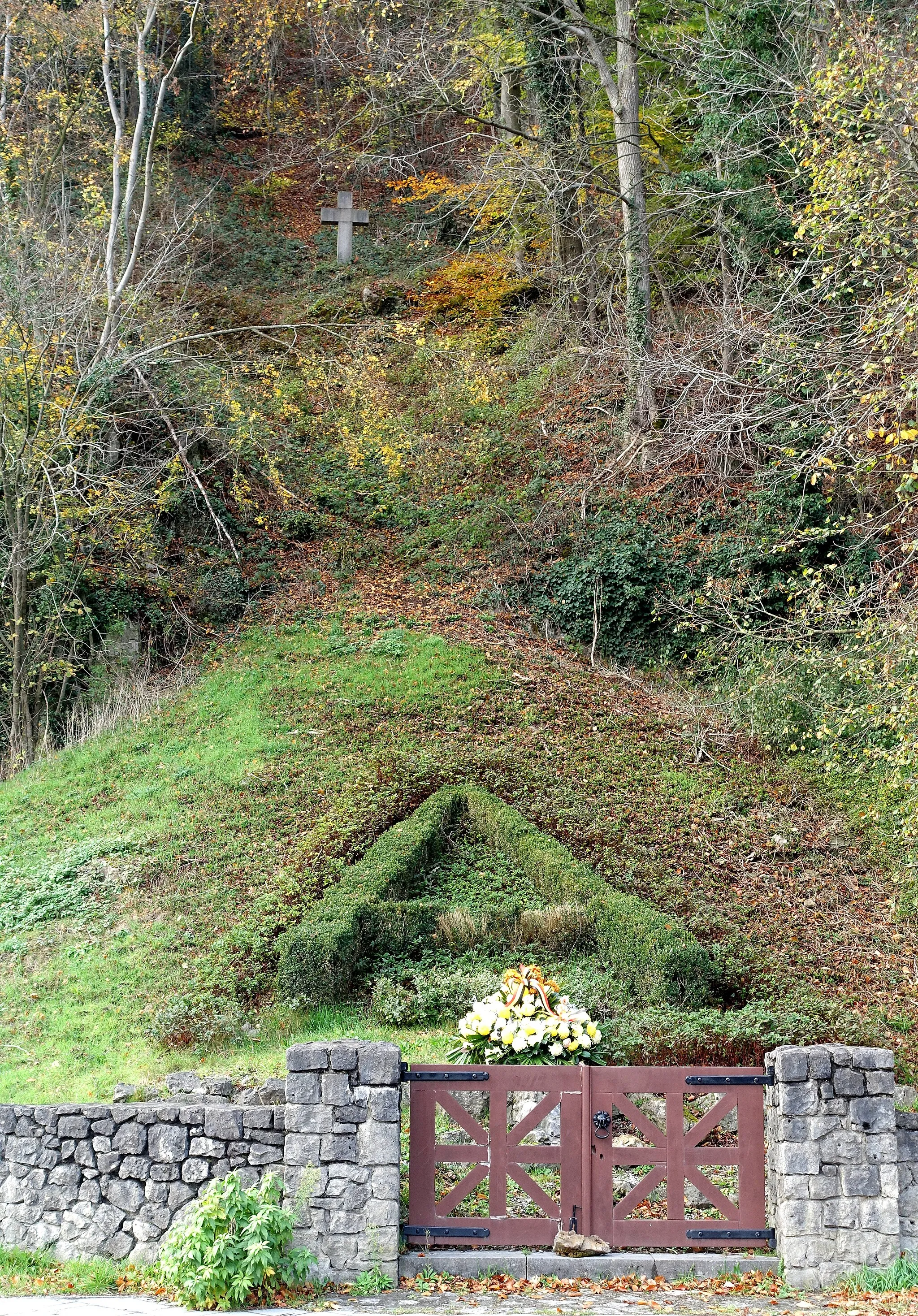 Photo showing: Monument at the place where, on 17 February 1934, the Belgian King Albert I fell from a rock while climbing and died on the spot. The cross marks the spot where King Albert I's body was found.
