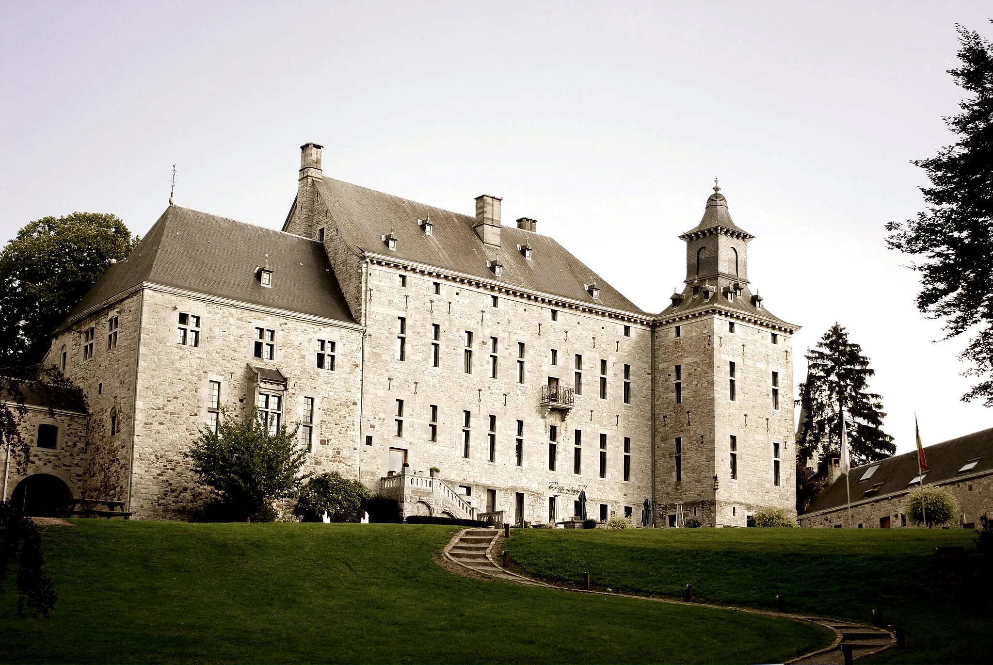 Photo showing: Château (XVIe - XVIIIe siècles) du petit village de Harzé (Aywaille). Transformé aujourd'hui en auberge, restaurant, salle de réception et accueil de séminaire. Il accueille également diverses événements tels que la fête du fromage au mois d'Août.
Une touche légèrement sépia respectant les couleurs naturelles du lieu donne une touche plus ancienne, se mariant agréablement avec l'architecture du château.

Situation géographique : 50°26'29"N, 5°39'59"E