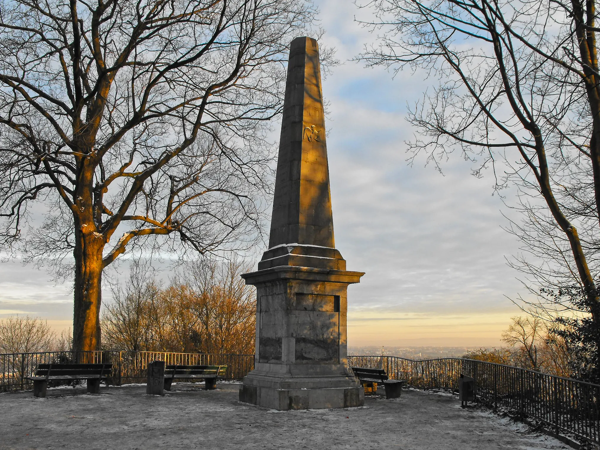 Photo showing: Obelisk auf dem Lousberg, 1807 errichtet zur Erinnerung an den Ausgangspunkt der Landvermessung der Rheinlande durch Tranchot & Müffling