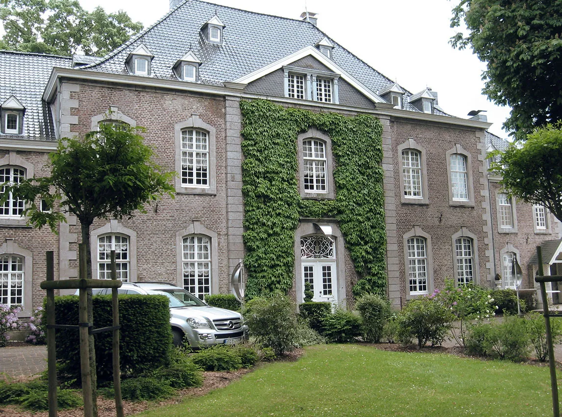Photo showing: Chateau Thal, Belgium. Residence of Artist Rainer Maria Latzke