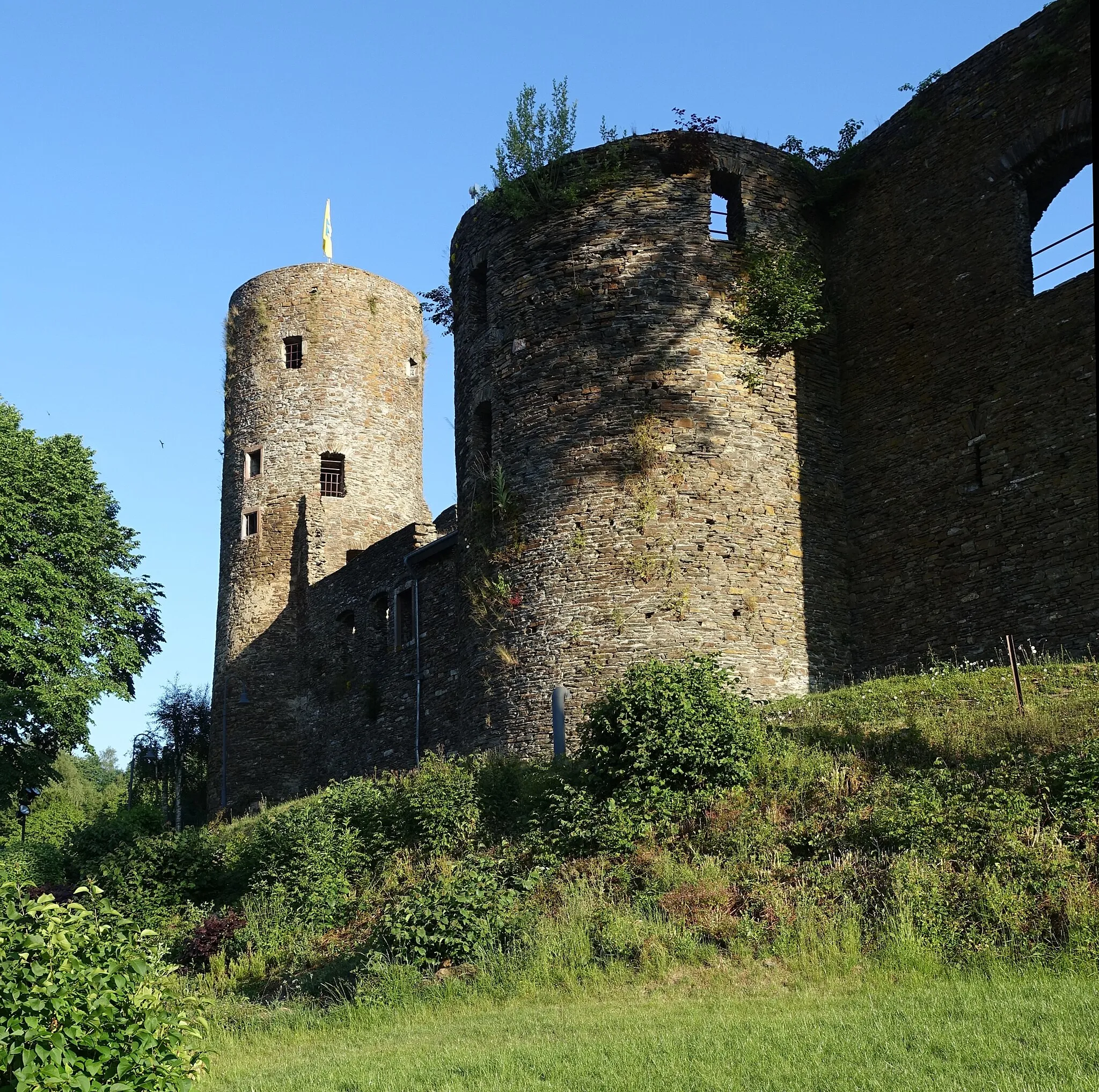 Photo showing: Burg Reuland - Bergfried mit Burgmauer,Südseite