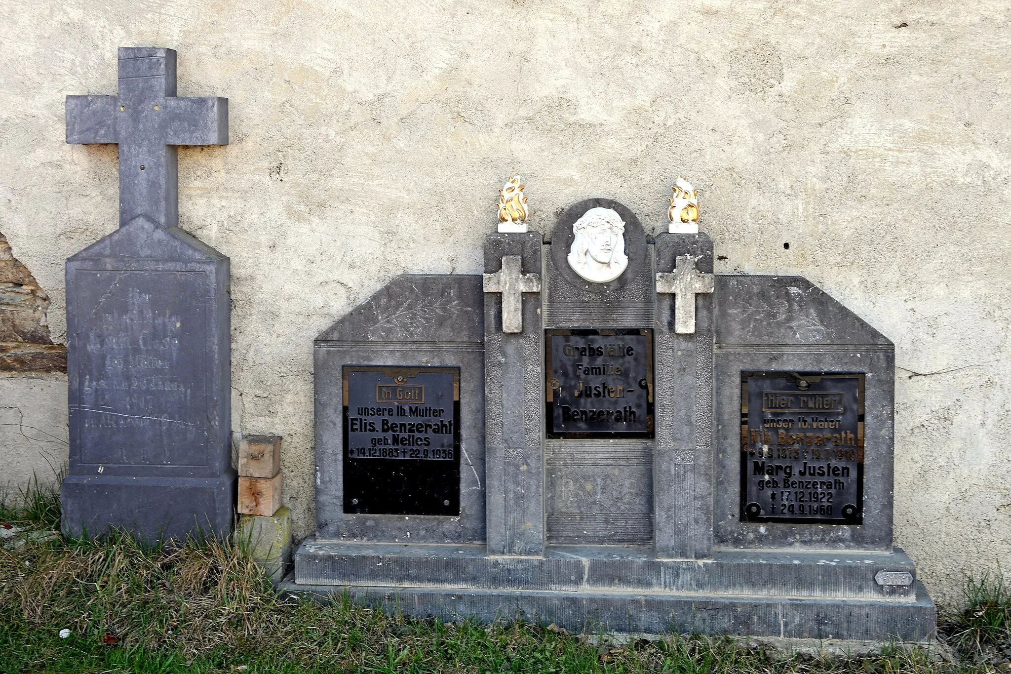 Photo showing: Braunlauf, alte Grabsteine gegenüber der neuen St. Joseph-Kapelle