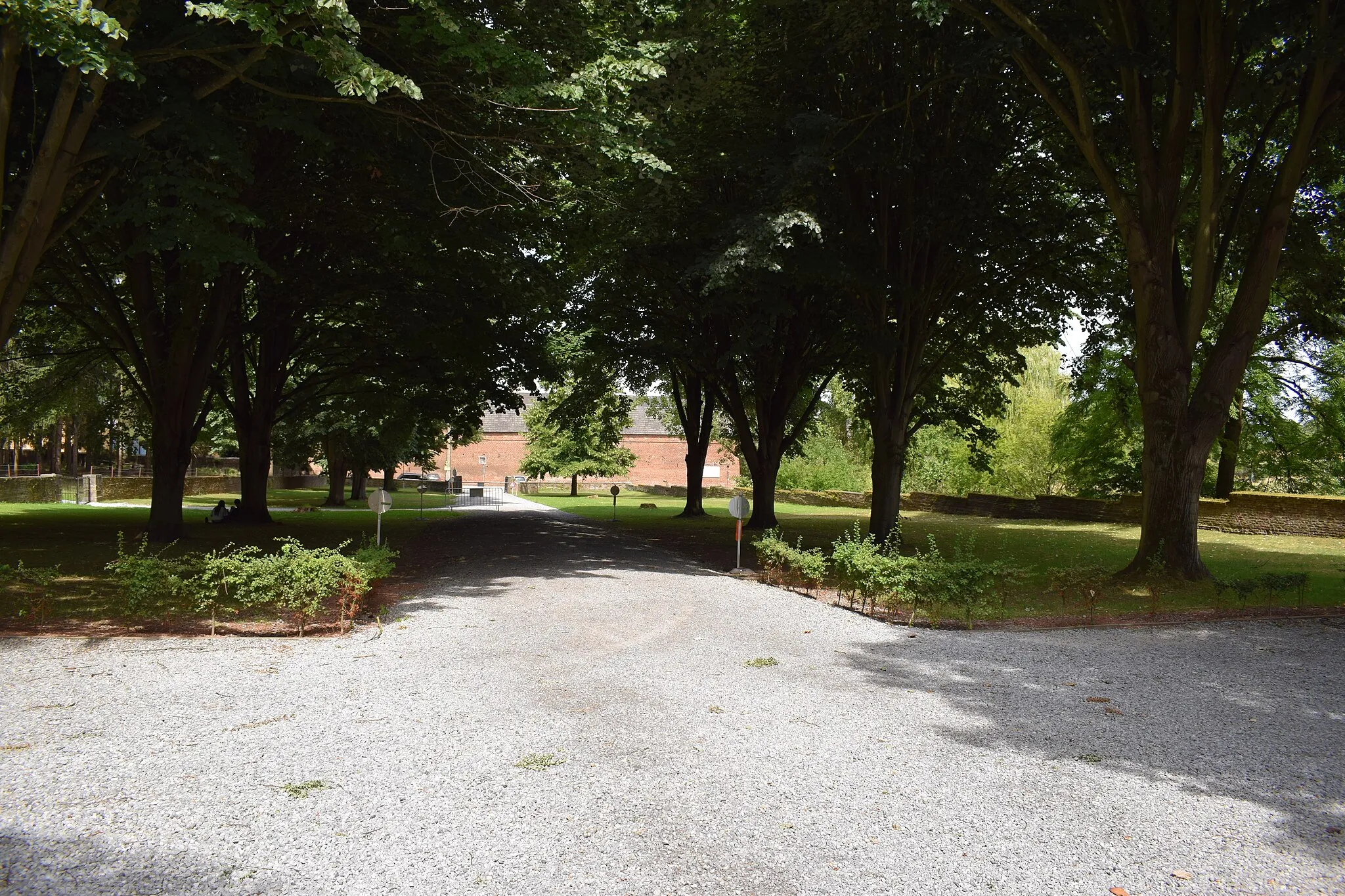 Photo showing: Vue des alentours du château de Waroux, à Alleur dans la commune d'Ans (province de Liège, en Belgique).