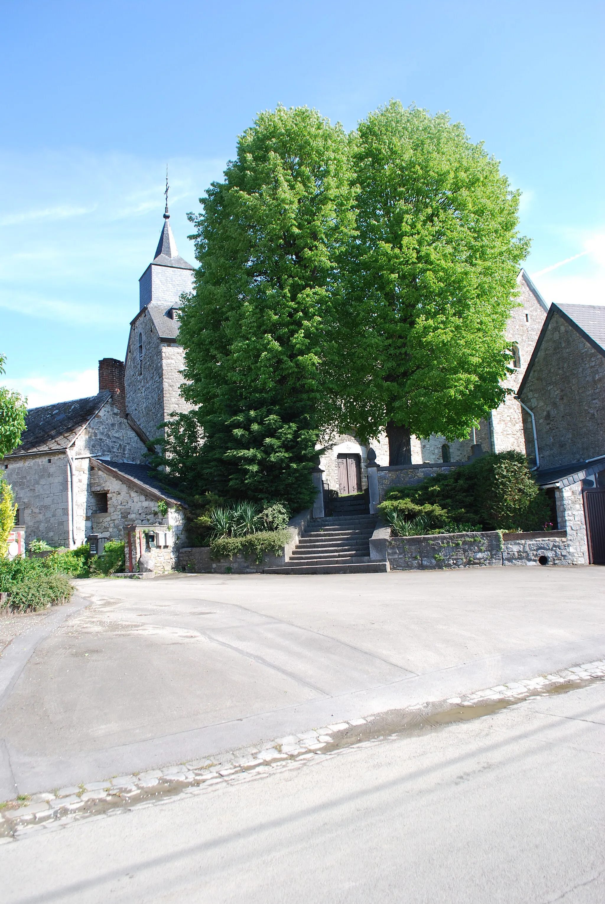 Photo showing: Vue de l'église Saint-Pierre à Xhignesse (Hamoir).