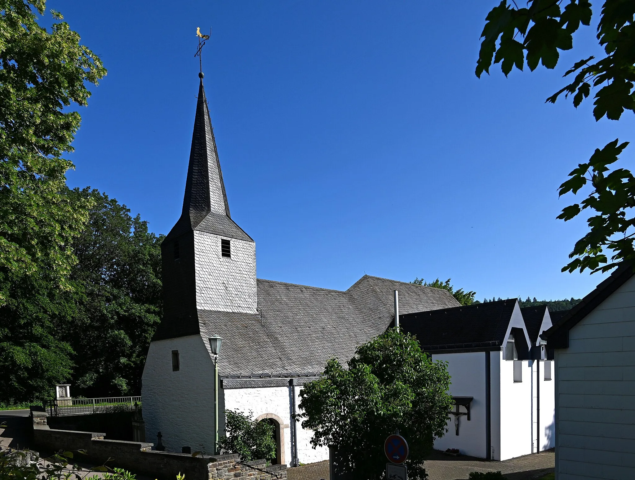 Photo showing: St. Michael (Dedenborn) von Süden mit Anbau