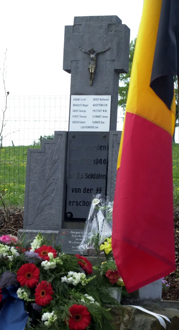 Photo showing: Flowers adorn one of three monuments at the Wereth 11 Memorial, dedicated to a group of black soldiers killed by the German SS during the early stages of the Battle of the Bulge.