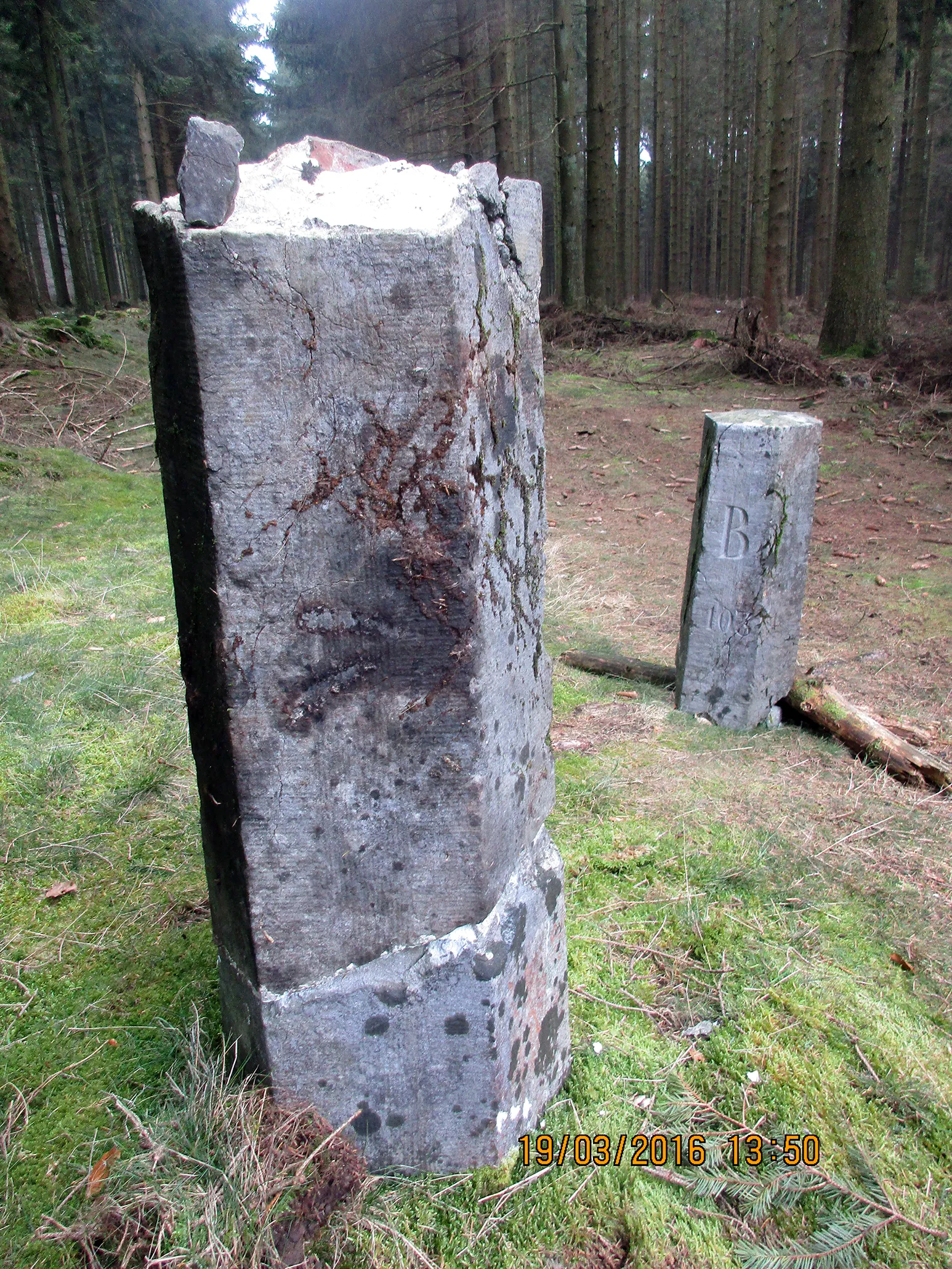 Photo showing: Built in 1863-1865 by the Kingdom of Prussia. It is located exactly on the border between the municipalities Trois-Ponts and Sankt-Vith.
With the Treaty of Versailles of 1920, the border line lost its right to exist.

The stone was destroyed in 2018 by road works and is located across the street. The upper part was still an original, whereas the lower part was rebuilt from cement.
