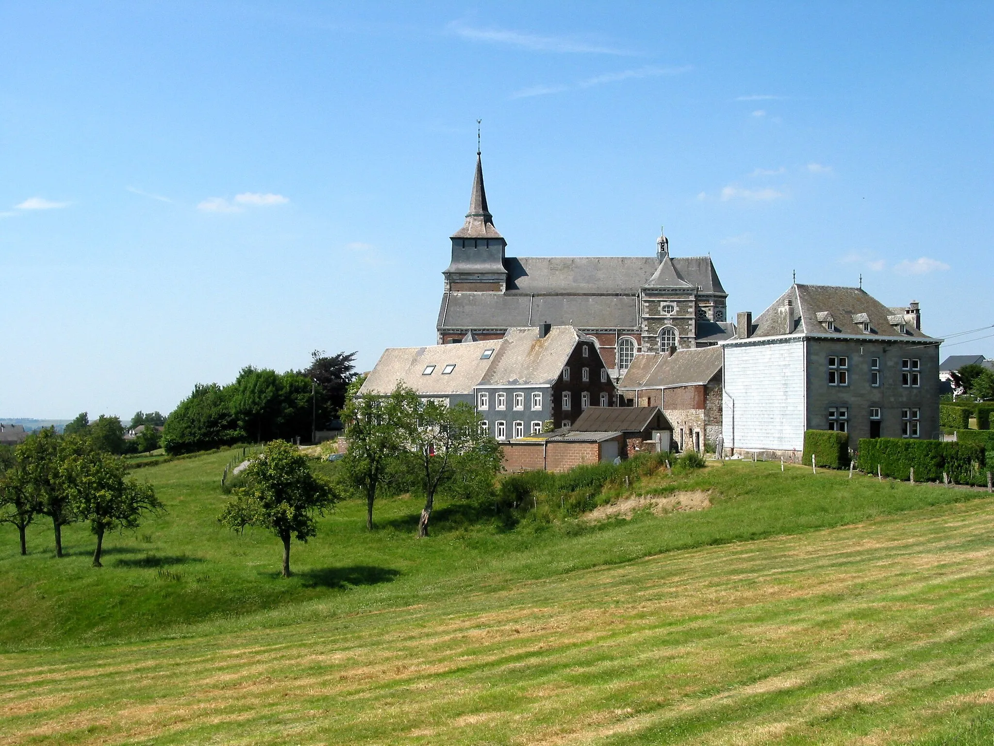 Photo showing: Thimister-Clermont (Belgium), the St.Jacques le Majeur church and the old houses of the village.).