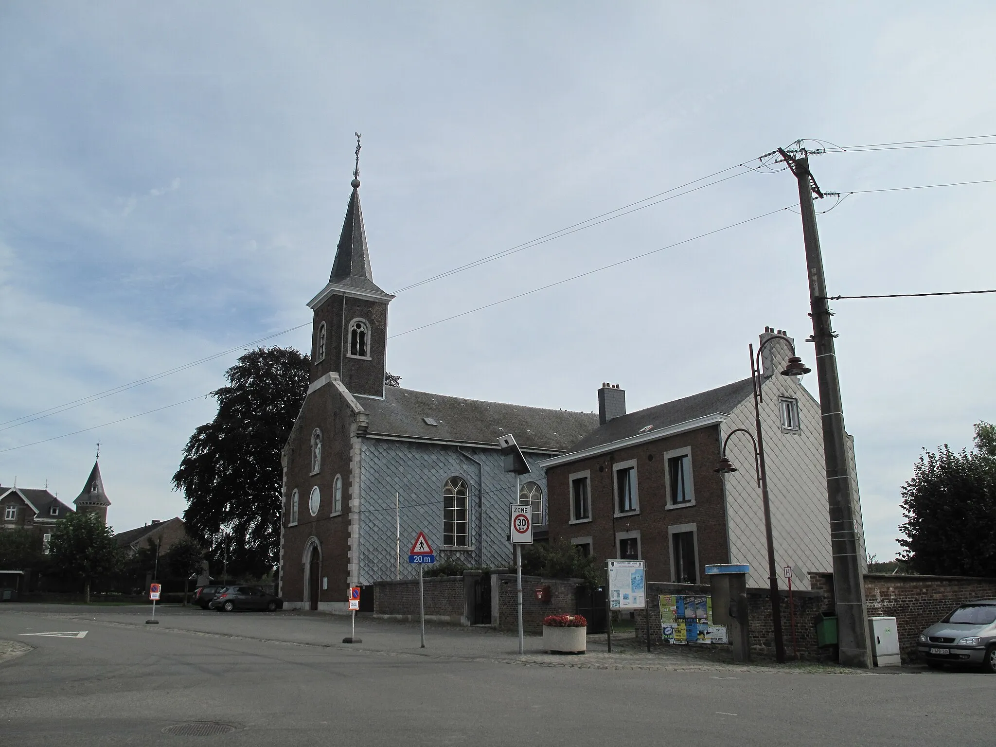 Photo showing: Froidthier, church in the street